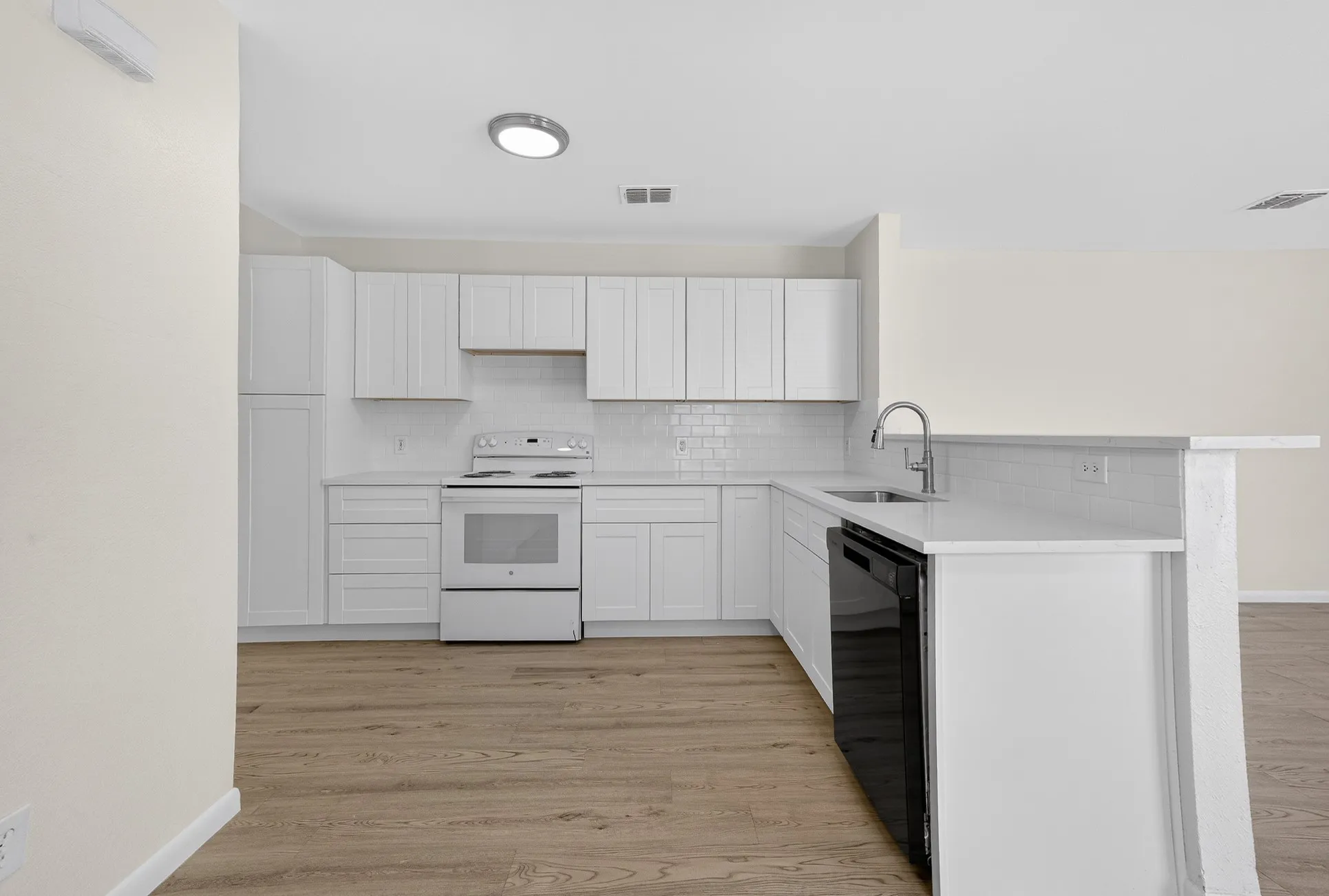 Duplex For Sale in Tarrant County , 2971 Loving Avenue, Fort Worth, Texas 76106, 5 Bedrooms, 3 Bathrooms, Garage spaces, 0 Sqft, built in 2004, Preowned, Price $375,000, mls#21206096, Real Estate Agent in Fort Worth, Homes For Sale in Tarrant county, Homes For Sale in Fort Worth, Realtor in Fort Worth Texas, Real Estate Brokerage Independent Realty Texas, Luminita Cordes Realtor