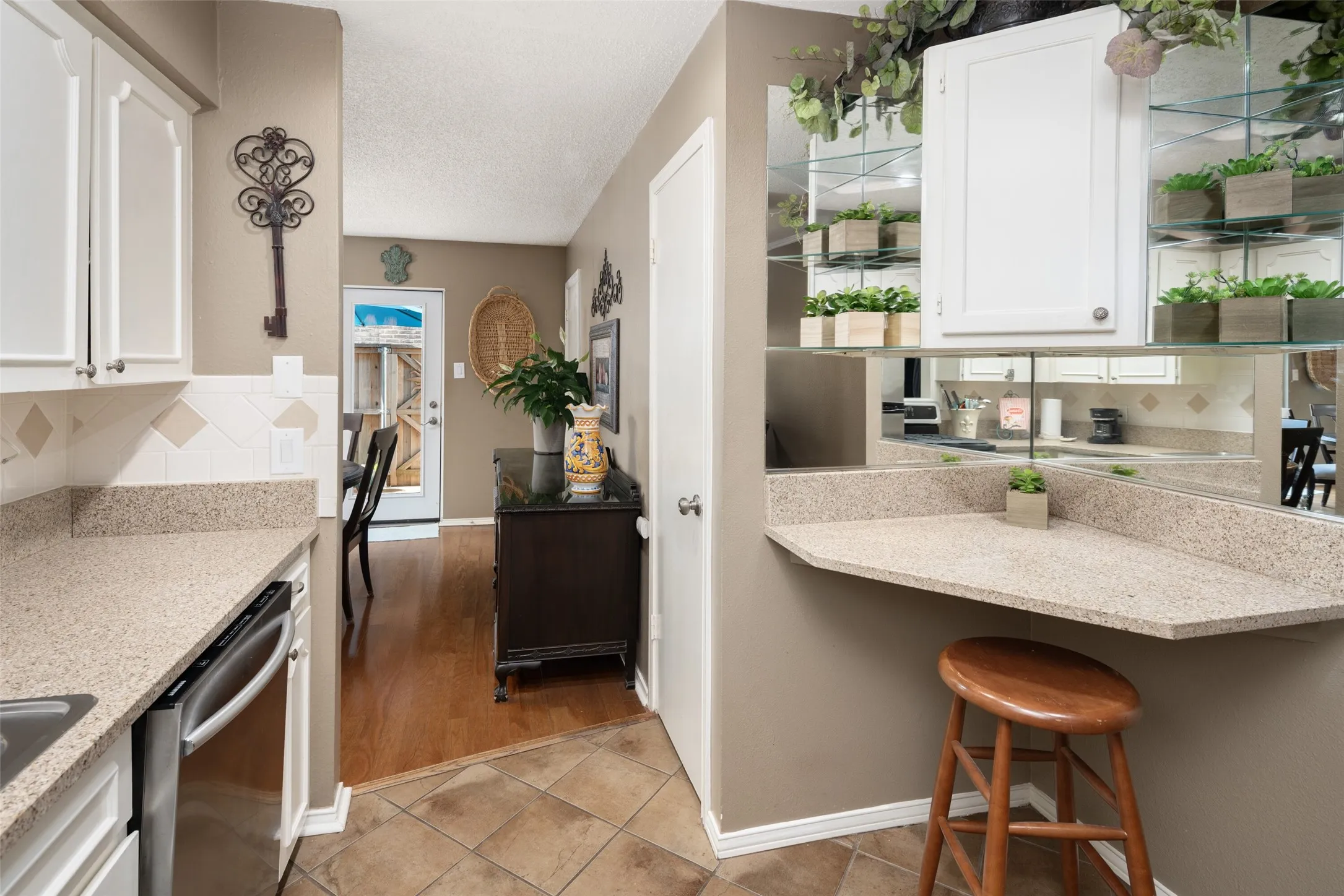Kitchen w-Breakfast Bar