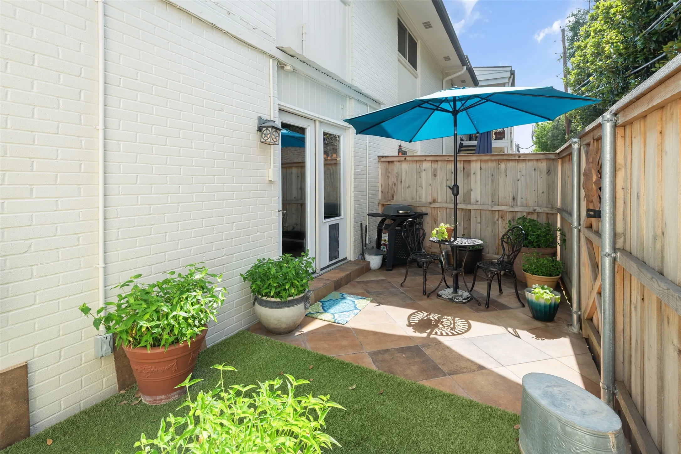 Beautiful Private Back Patio Area off Kitchen