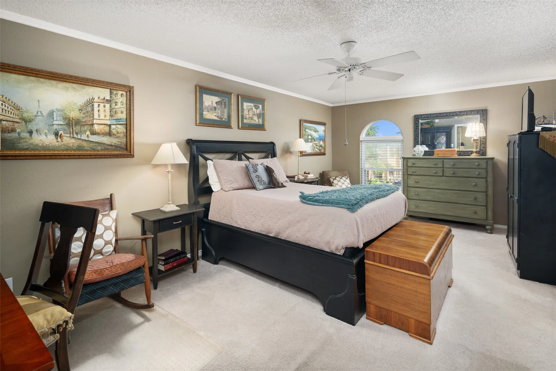 Large Primary Suite w-Sitting, Desk, or Flex Area