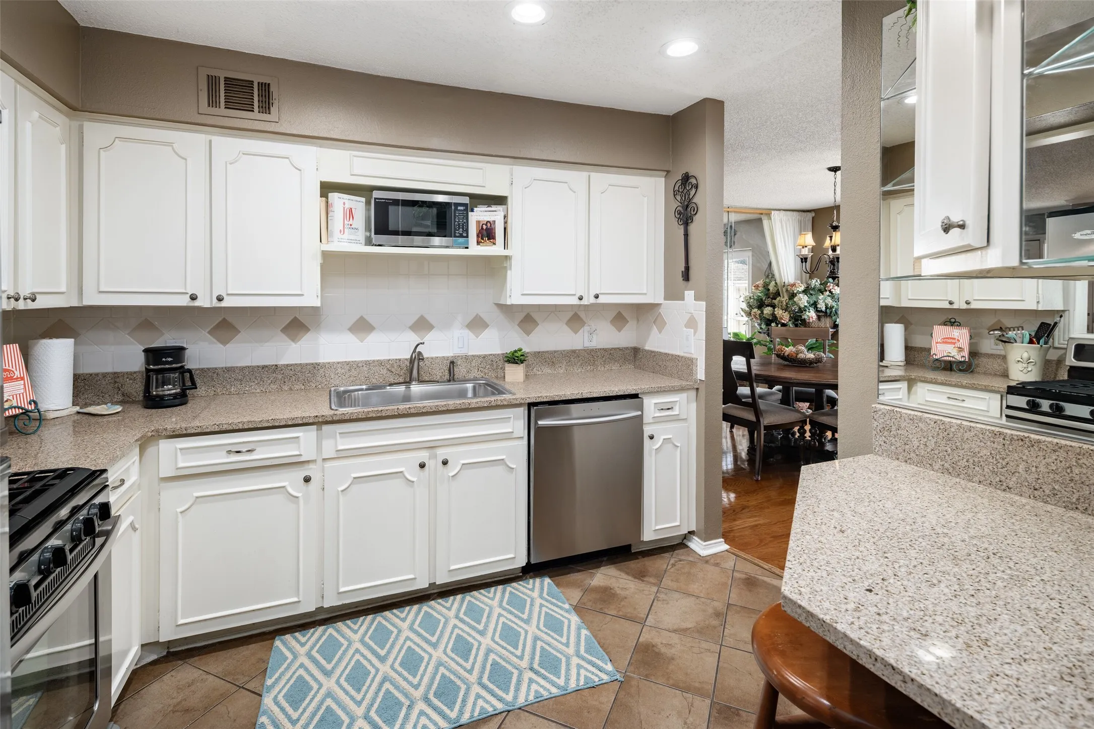 Kitchen w-Updates, Gas Range
