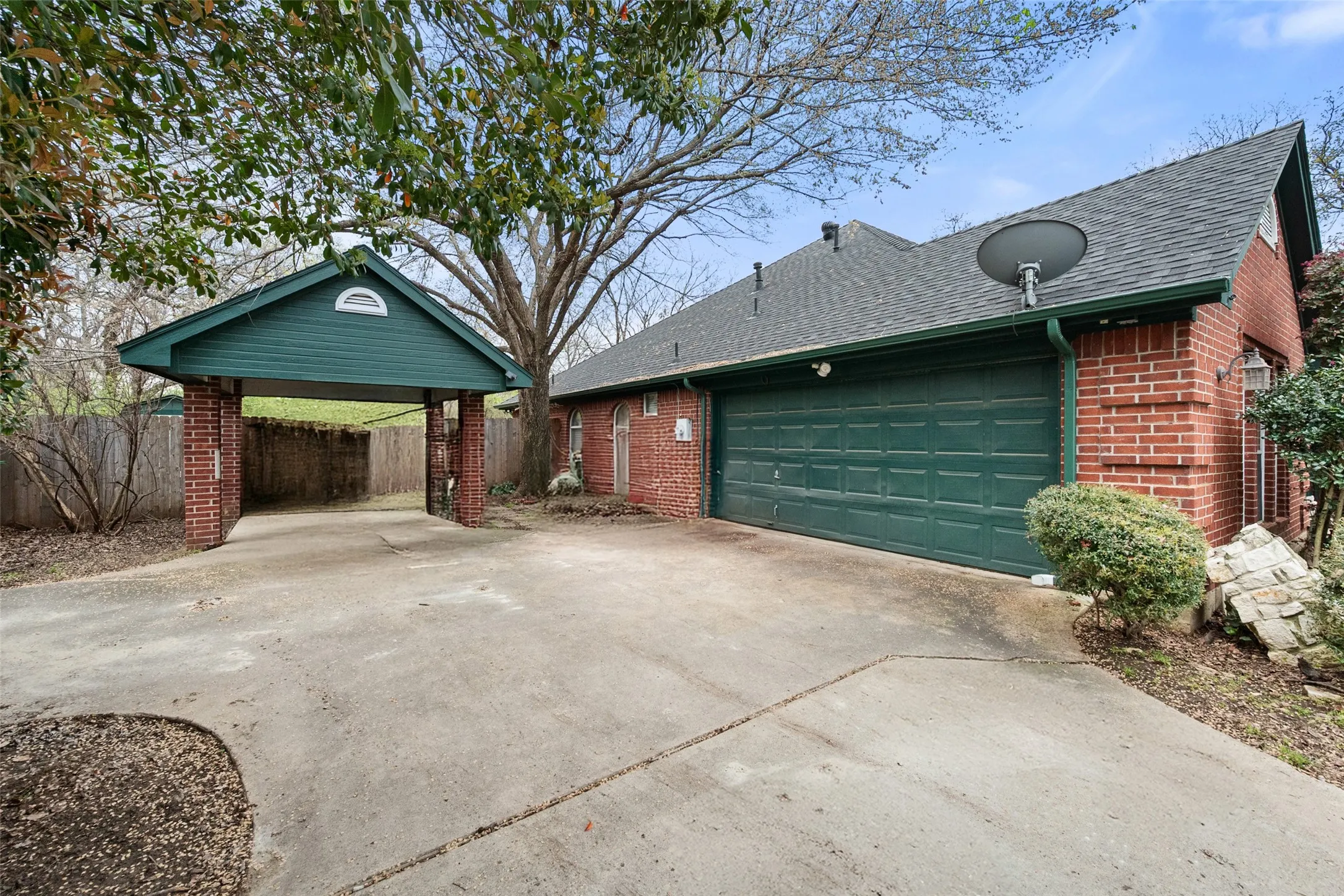 Single Family Residence For Sale in Tarrant County , 303/305 Cecile Court, Arlington, Texas 76013, 3 Bedroom, 2 Bathroom, 2 Garage spaces, 1,988 Sqft, built in 1996, mls#21199349, Real Estate Agent in Arlington, Homes For Sale in Tarrant county, Homes For Sale in Arlington, Realtor in Arlington Texas, Real Estate Brokerage Independent Realty Texas, Luminita Cordes Realtor