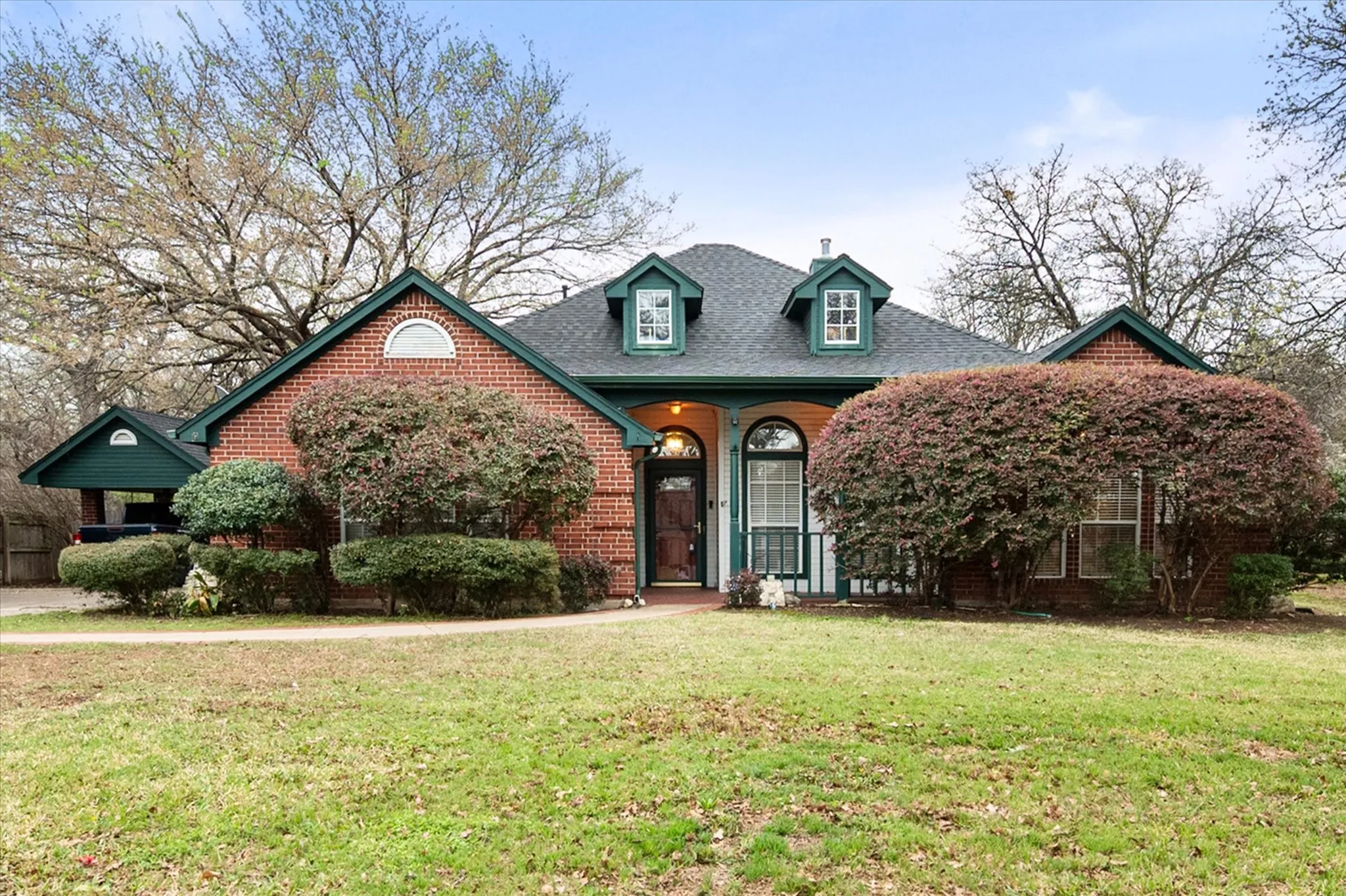 Single Family Residence For Sale in Tarrant County , 303/305 Cecile Court, Arlington, Texas 76013, 3 Bedroom, 2 Bathroom, 2 Garage spaces, 1,988 Sqft, built in 1996, mls#21199349, Real Estate Agent in Arlington, Homes For Sale in Tarrant county, Homes For Sale in Arlington, Realtor in Arlington Texas, Real Estate Brokerage Independent Realty Texas, Luminita Cordes Realtor