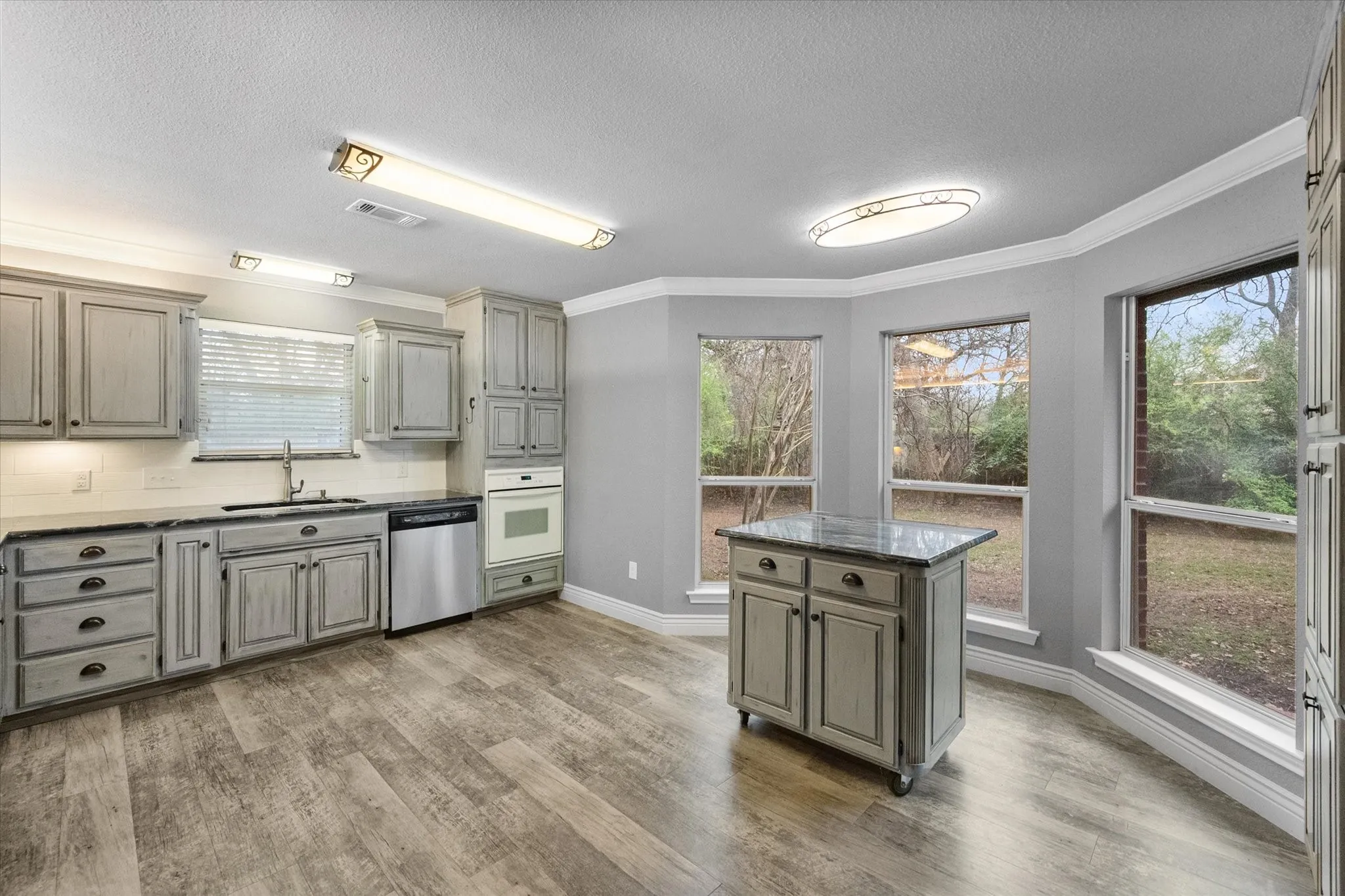 Single Family Residence For Sale in Tarrant County , 303/305 Cecile Court, Arlington, Texas 76013, 3 Bedroom, 2 Bathroom, 2 Garage spaces, 1,988 Sqft, built in 1996, mls#21199349, Real Estate Agent in Arlington, Homes For Sale in Tarrant county, Homes For Sale in Arlington, Realtor in Arlington Texas, Real Estate Brokerage Independent Realty Texas, Luminita Cordes Realtor