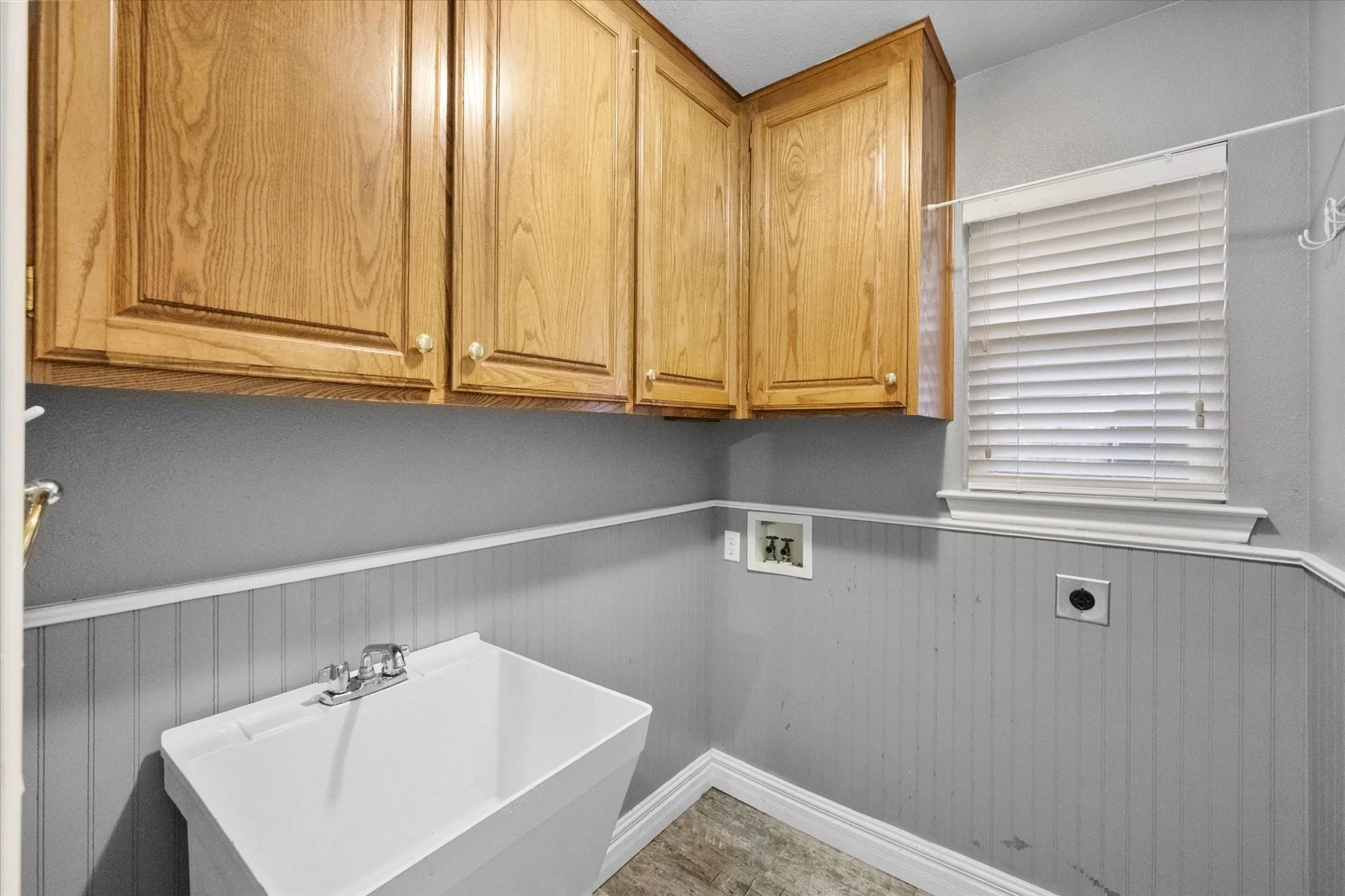 Single Family Residence For Sale in Tarrant County , 303/305 Cecile Court, Arlington, Texas 76013, 3 Bedroom, 2 Bathroom, 2 Garage spaces, 1,988 Sqft, built in 1996, mls#21199349, Real Estate Agent in Arlington, Homes For Sale in Tarrant county, Homes For Sale in Arlington, Realtor in Arlington Texas, Real Estate Brokerage Independent Realty Texas, Luminita Cordes Realtor