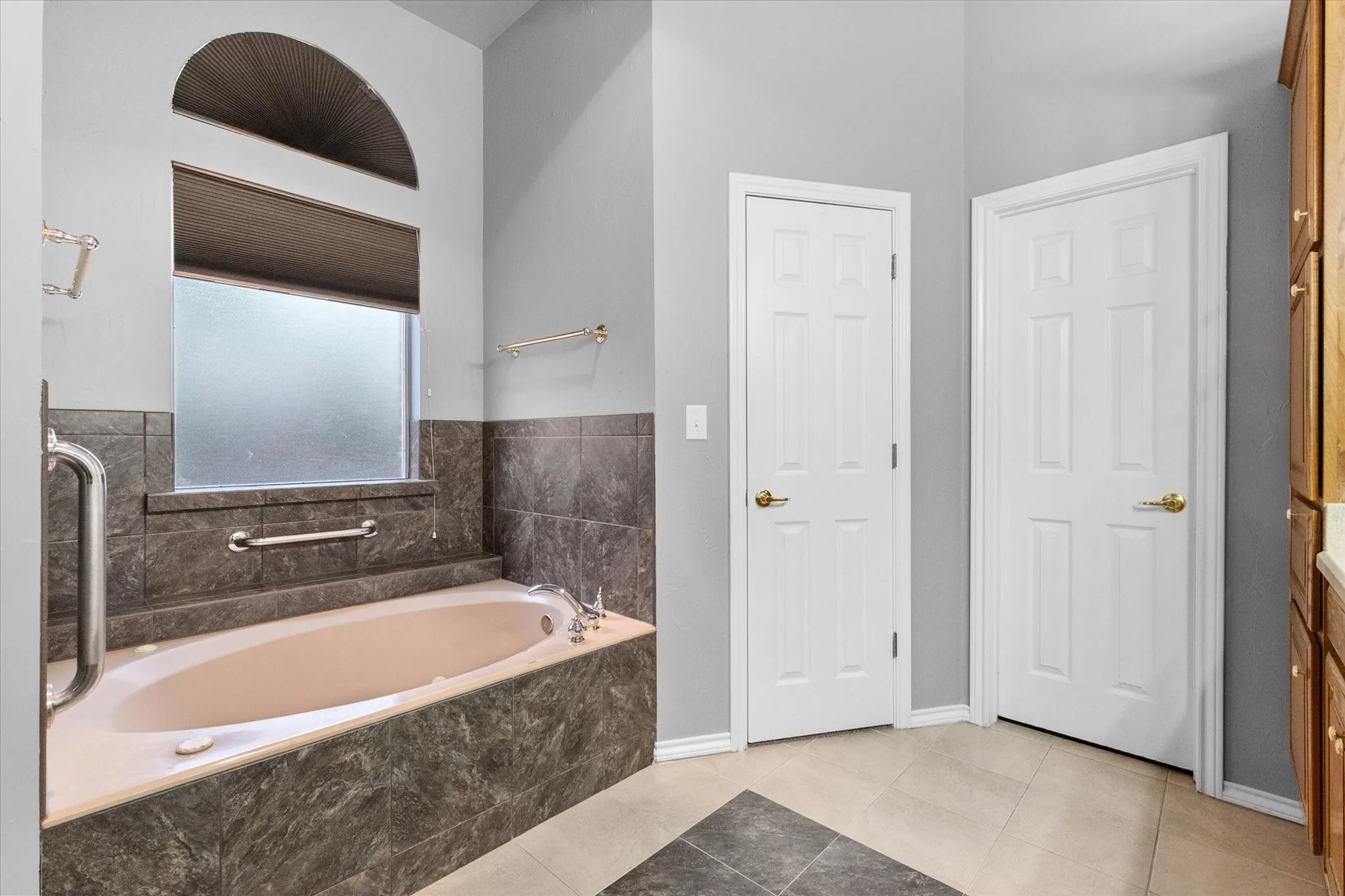 Single Family Residence For Sale in Tarrant County , 303/305 Cecile Court, Arlington, Texas 76013, 3 Bedroom, 2 Bathroom, 2 Garage spaces, 1,988 Sqft, built in 1996, mls#21199349, Real Estate Agent in Arlington, Homes For Sale in Tarrant county, Homes For Sale in Arlington, Realtor in Arlington Texas, Real Estate Brokerage Independent Realty Texas, Luminita Cordes Realtor