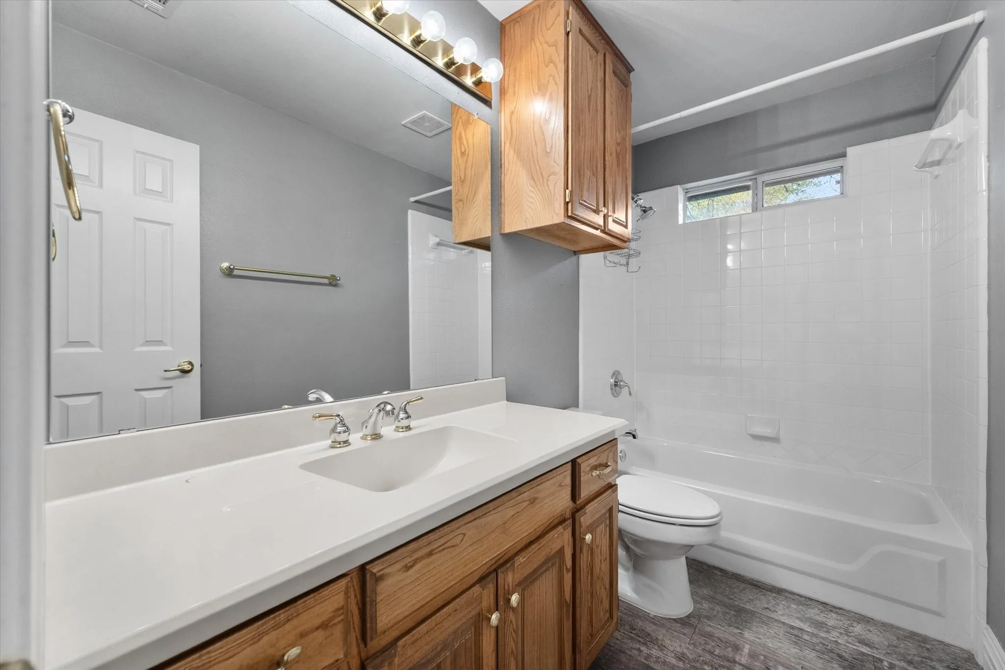Single Family Residence For Sale in Tarrant County , 303/305 Cecile Court, Arlington, Texas 76013, 3 Bedroom, 2 Bathroom, 2 Garage spaces, 1,988 Sqft, built in 1996, mls#21199349, Real Estate Agent in Arlington, Homes For Sale in Tarrant county, Homes For Sale in Arlington, Realtor in Arlington Texas, Real Estate Brokerage Independent Realty Texas, Luminita Cordes Realtor