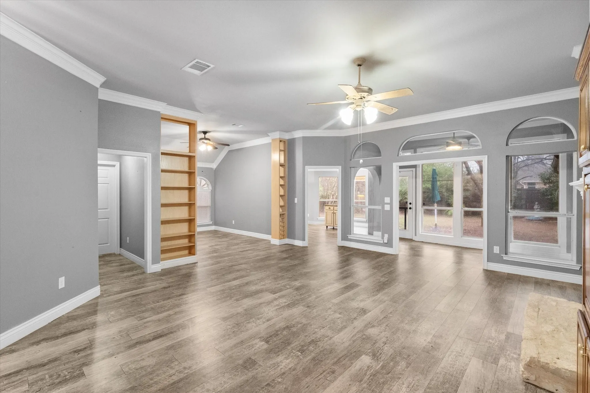 Single Family Residence For Sale in Tarrant County , 303/305 Cecile Court, Arlington, Texas 76013, 3 Bedroom, 2 Bathroom, 2 Garage spaces, 1,988 Sqft, built in 1996, mls#21199349, Real Estate Agent in Arlington, Homes For Sale in Tarrant county, Homes For Sale in Arlington, Realtor in Arlington Texas, Real Estate Brokerage Independent Realty Texas, Luminita Cordes Realtor