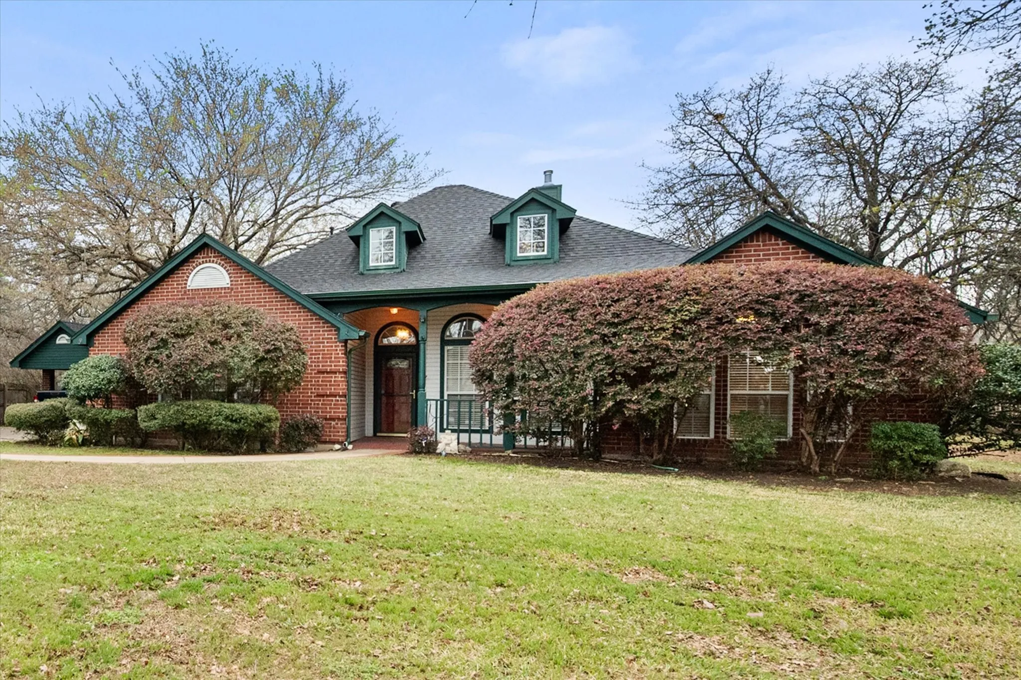 Single Family Residence For Sale in Tarrant County , 303/305 Cecile Court, Arlington, Texas 76013, 3 Bedroom, 2 Bathroom, 2 Garage spaces, 1,988 Sqft, built in 1996, mls#21199349, Real Estate Agent in Arlington, Homes For Sale in Tarrant county, Homes For Sale in Arlington, Realtor in Arlington Texas, Real Estate Brokerage Independent Realty Texas, Luminita Cordes Realtor
