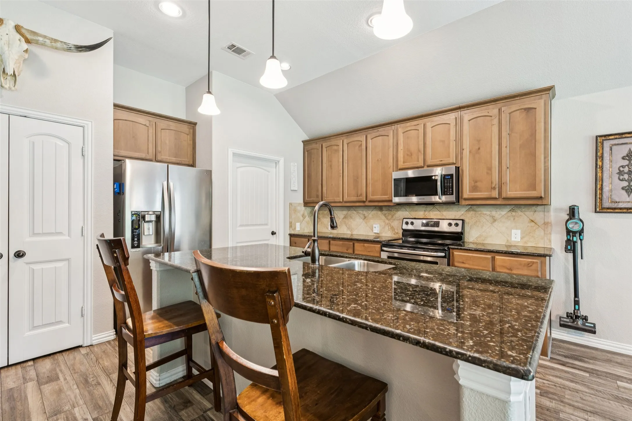 Single Family Residence For Sale in Fannin County , 1709 Yahweh, Leonard, Texas 75452, 4 Bedroom, 2 Bathroom, 2 Garage spaces, 2,002 Sqft, built in 2017, Preowned, mls#21203135, Real Estate Agent in Leonard, Homes For Sale in Fannin county, Homes For Sale in Leonard, Realtor in Leonard Texas, Real Estate Brokerage Independent Realty Texas, Luminita Cordes Realtor