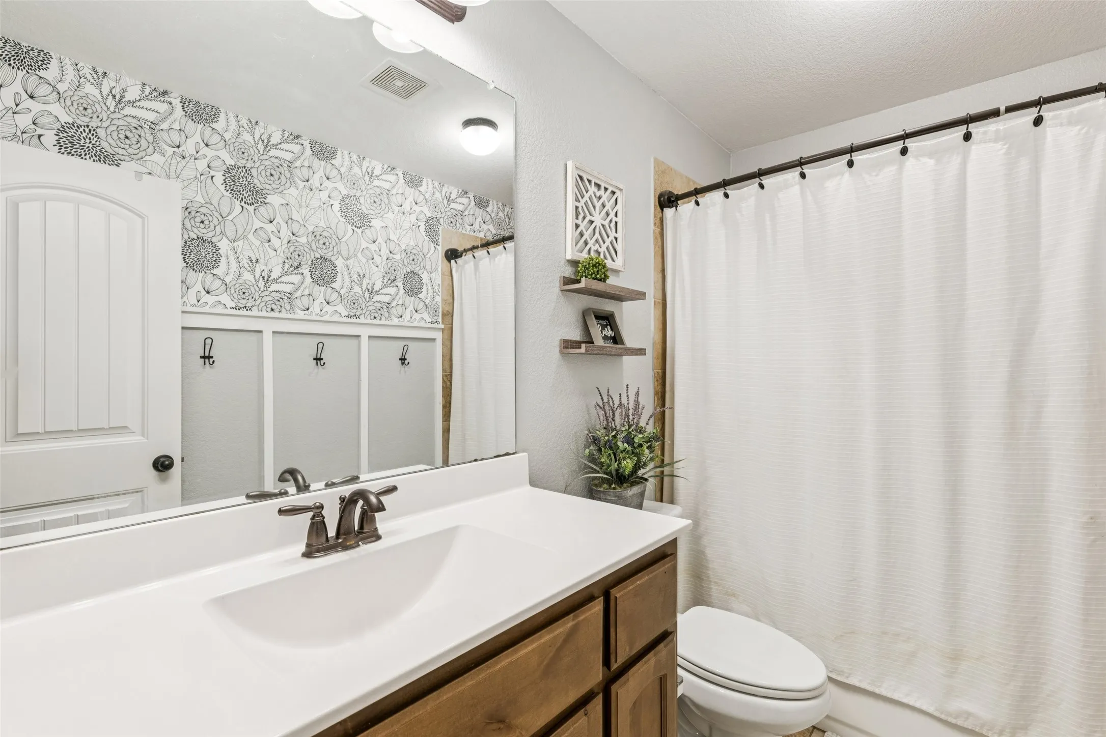 Single Family Residence For Sale in Fannin County , 1709 Yahweh, Leonard, Texas 75452, 4 Bedroom, 2 Bathroom, 2 Garage spaces, 2,002 Sqft, built in 2017, Preowned, mls#21203135, Real Estate Agent in Leonard, Homes For Sale in Fannin county, Homes For Sale in Leonard, Realtor in Leonard Texas, Real Estate Brokerage Independent Realty Texas, Luminita Cordes Realtor