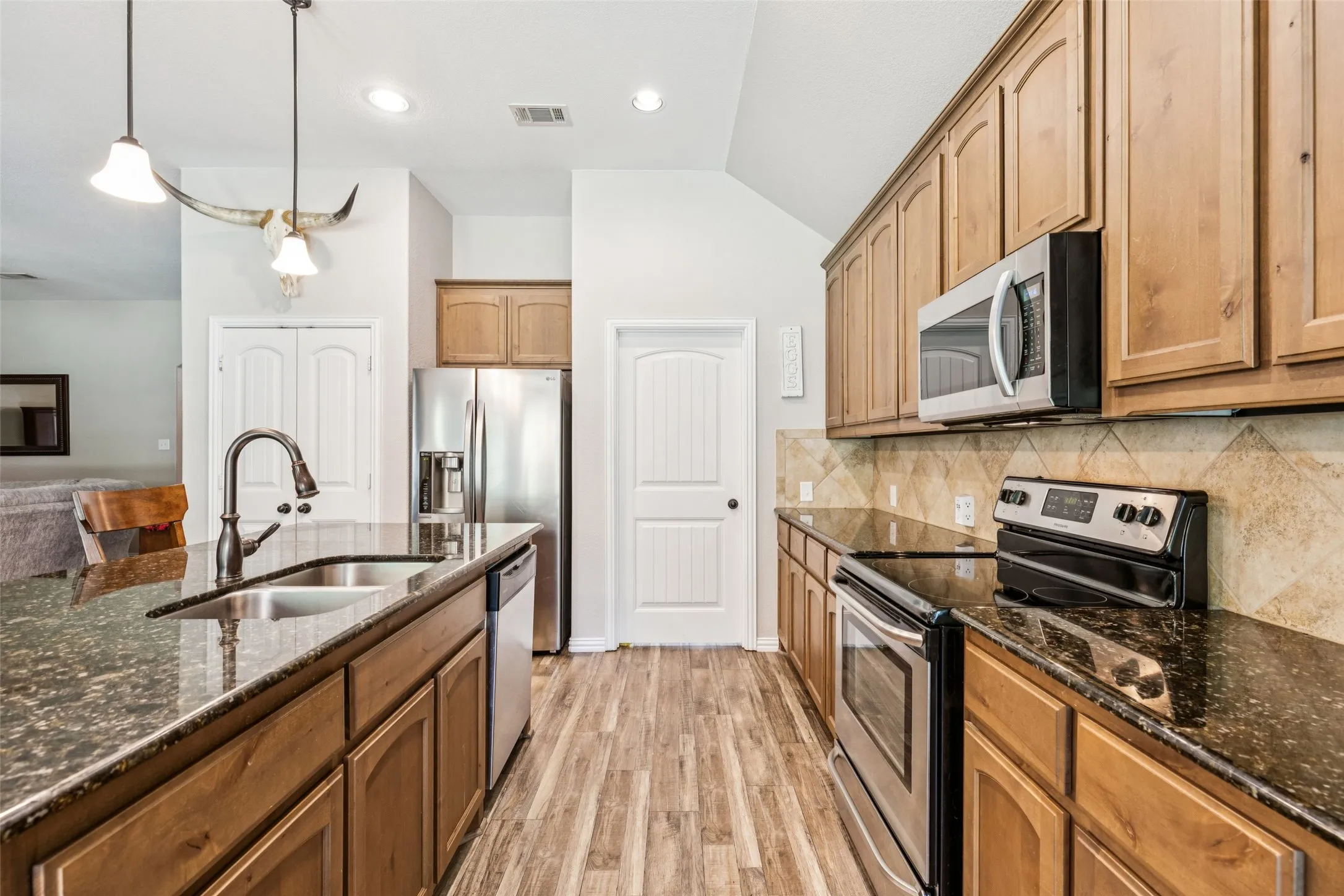 Single Family Residence For Sale in Fannin County , 1709 Yahweh, Leonard, Texas 75452, 4 Bedroom, 2 Bathroom, 2 Garage spaces, 2,002 Sqft, built in 2017, Preowned, mls#21203135, Real Estate Agent in Leonard, Homes For Sale in Fannin county, Homes For Sale in Leonard, Realtor in Leonard Texas, Real Estate Brokerage Independent Realty Texas, Luminita Cordes Realtor