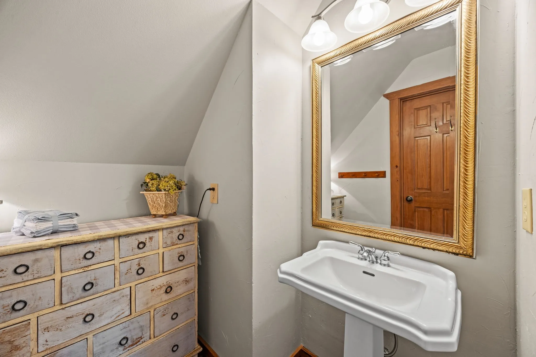 2nd fl - Full Bathroom -