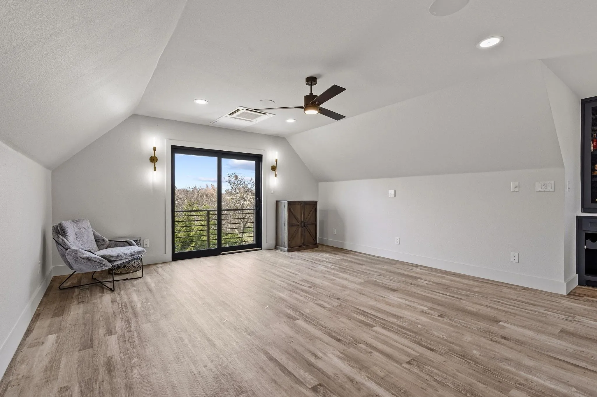 Single Family Residence For Sale in Grayson County , 411 Kerfoot Drive, Gunter, Texas 75058, 6 Bedroom, 5 Bathroom, 2 Garage spaces, 5,065 Sqft, built in 1999, Preowned, mls#21201824, Real Estate Agent in Gunter, Homes For Sale in Grayson county, Homes For Sale in Gunter, Realtor in Gunter Texas, Real Estate Brokerage Independent Realty Texas, Luminita Cordes Realtor
