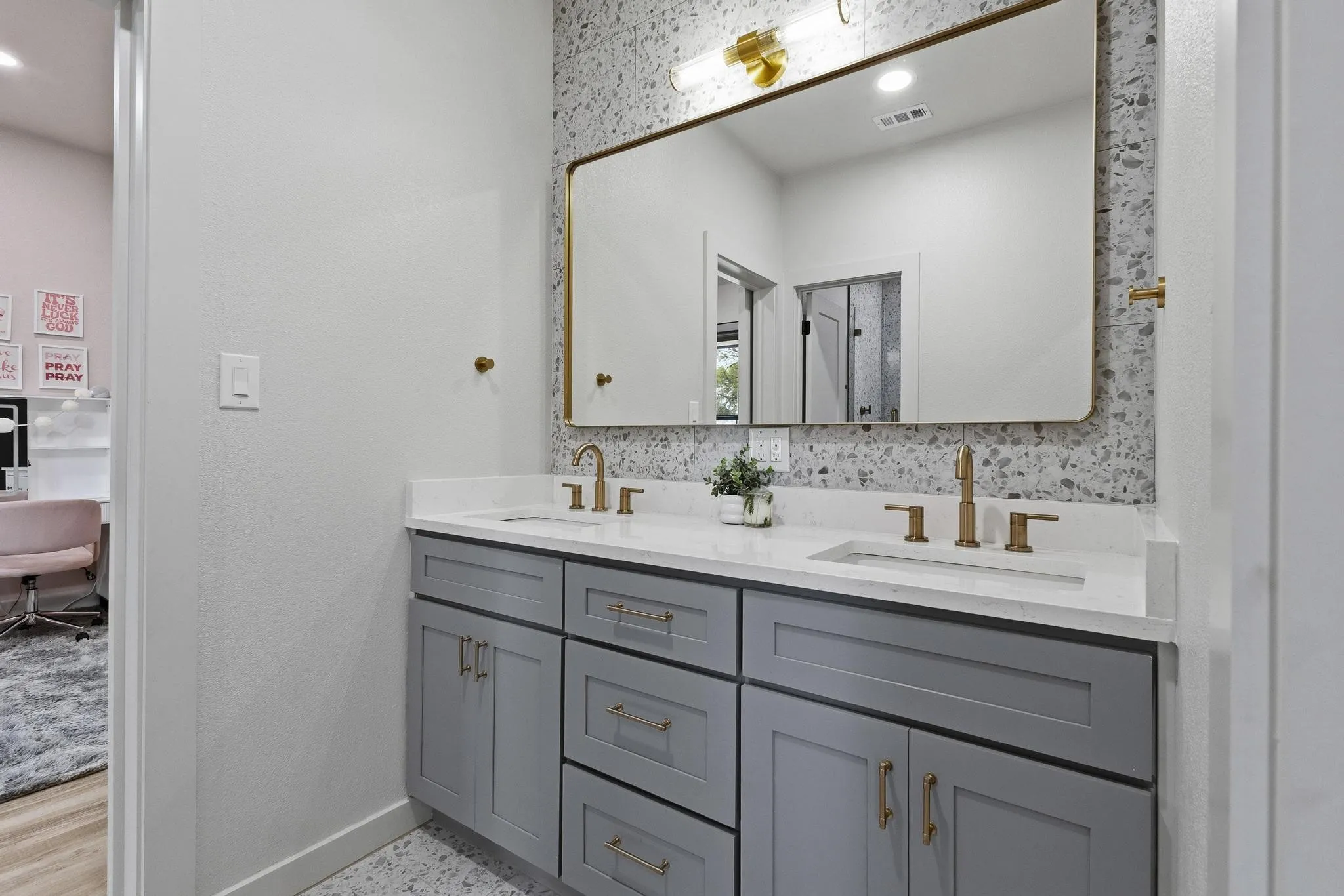 Single Family Residence For Sale in Grayson County , 411 Kerfoot Drive, Gunter, Texas 75058, 6 Bedroom, 5 Bathroom, 2 Garage spaces, 5,065 Sqft, built in 1999, Preowned, mls#21201824, Real Estate Agent in Gunter, Homes For Sale in Grayson county, Homes For Sale in Gunter, Realtor in Gunter Texas, Real Estate Brokerage Independent Realty Texas, Luminita Cordes Realtor