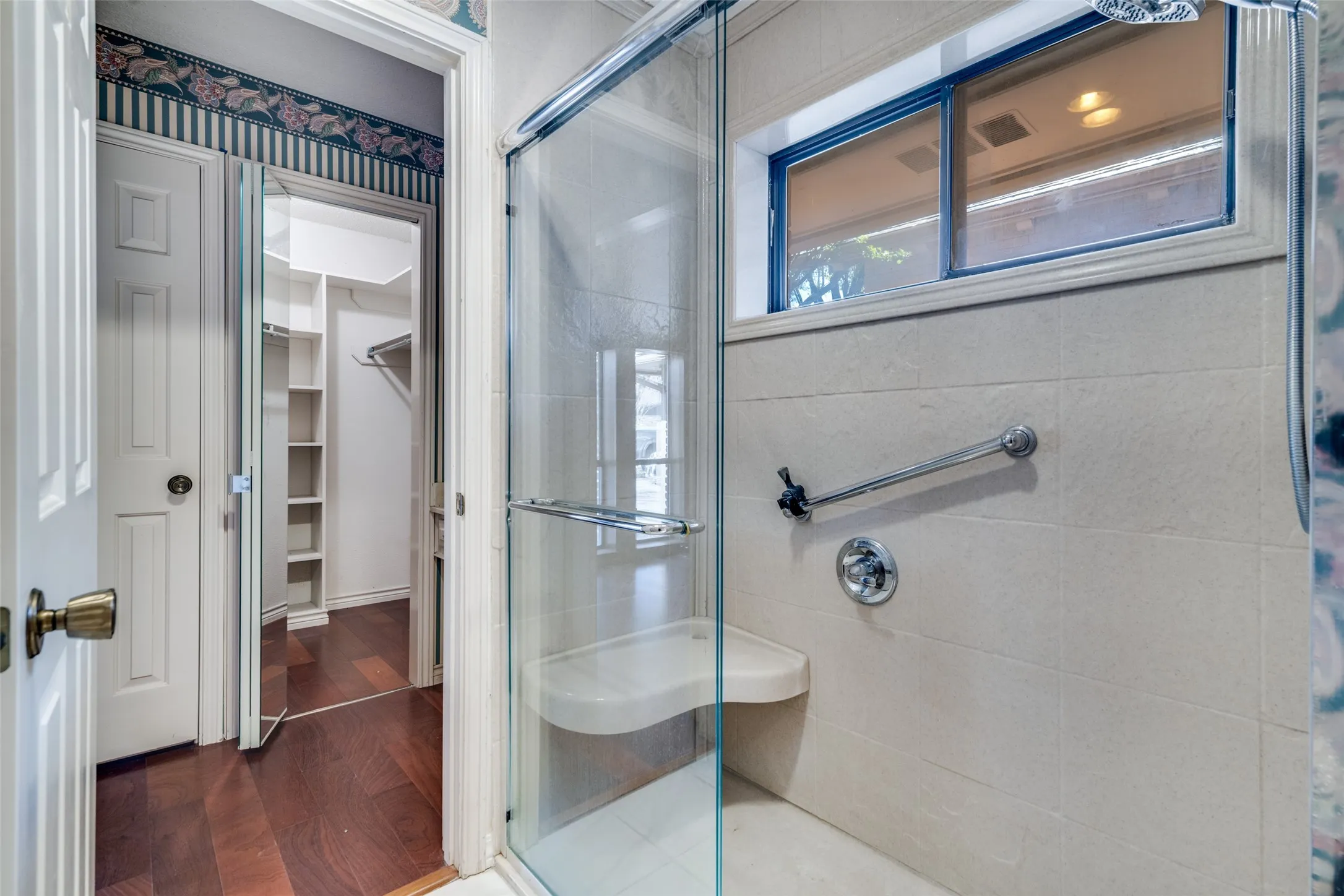 Single Family Residence For Sale in Rockwall County , 407 Yacht Club Drive, Rockwall, Texas 75032, 3 Bedrooms, 3 Bathrooms, 2 Garage spaces, 2,945 Sqft, built in 1980, Preowned, Price $465,000, mls#21162939, Real Estate Agent in Rockwall, Homes For Sale in Rockwall county, Homes For Sale in Rockwall, Realtor in Rockwall Texas, Real Estate Brokerage Independent Realty Texas, Luminita Cordes Realtor