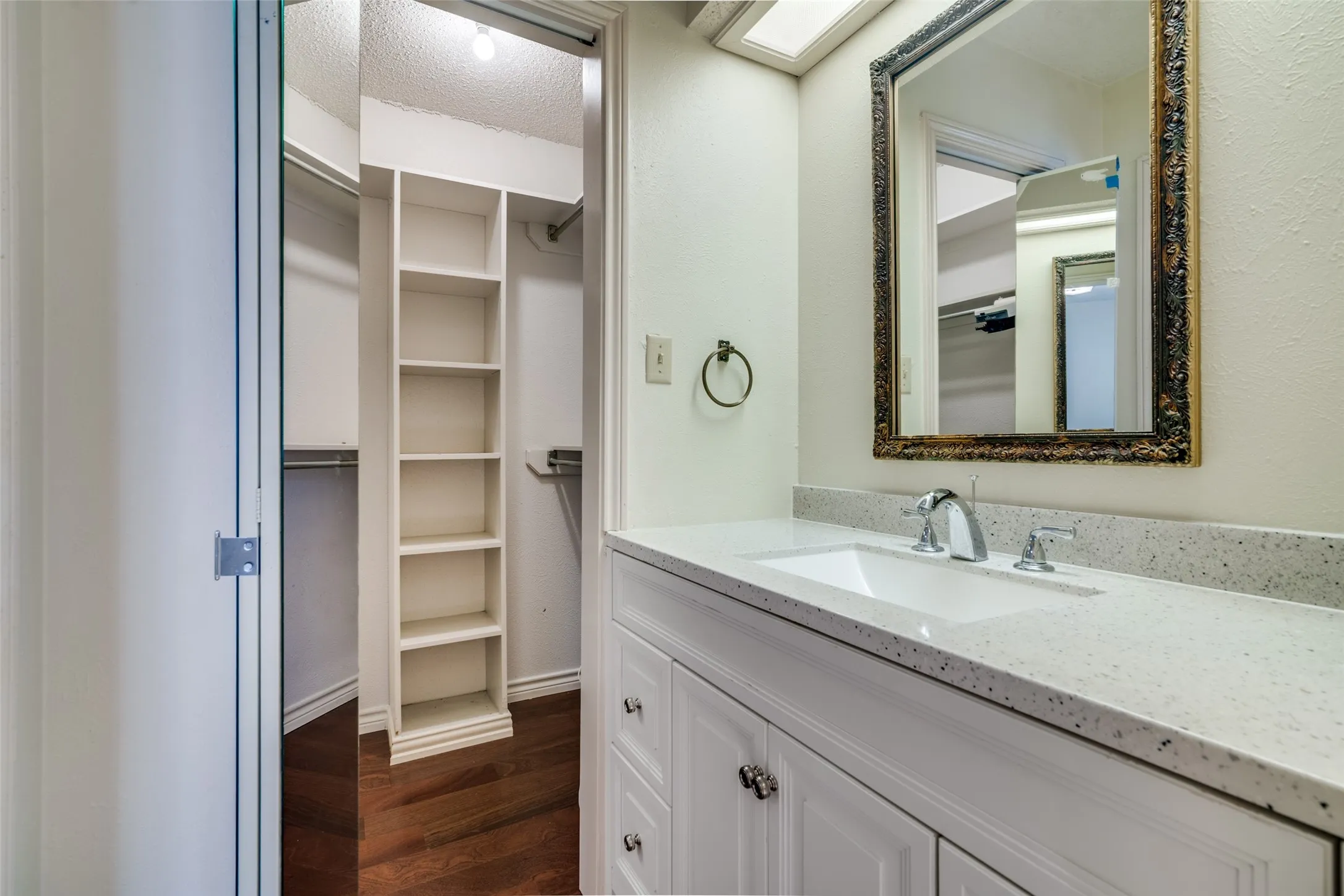 Single Family Residence For Sale in Rockwall County , 407 Yacht Club Drive, Rockwall, Texas 75032, 3 Bedrooms, 3 Bathrooms, 2 Garage spaces, 2,945 Sqft, built in 1980, Preowned, Price $465,000, mls#21162939, Real Estate Agent in Rockwall, Homes For Sale in Rockwall county, Homes For Sale in Rockwall, Realtor in Rockwall Texas, Real Estate Brokerage Independent Realty Texas, Luminita Cordes Realtor