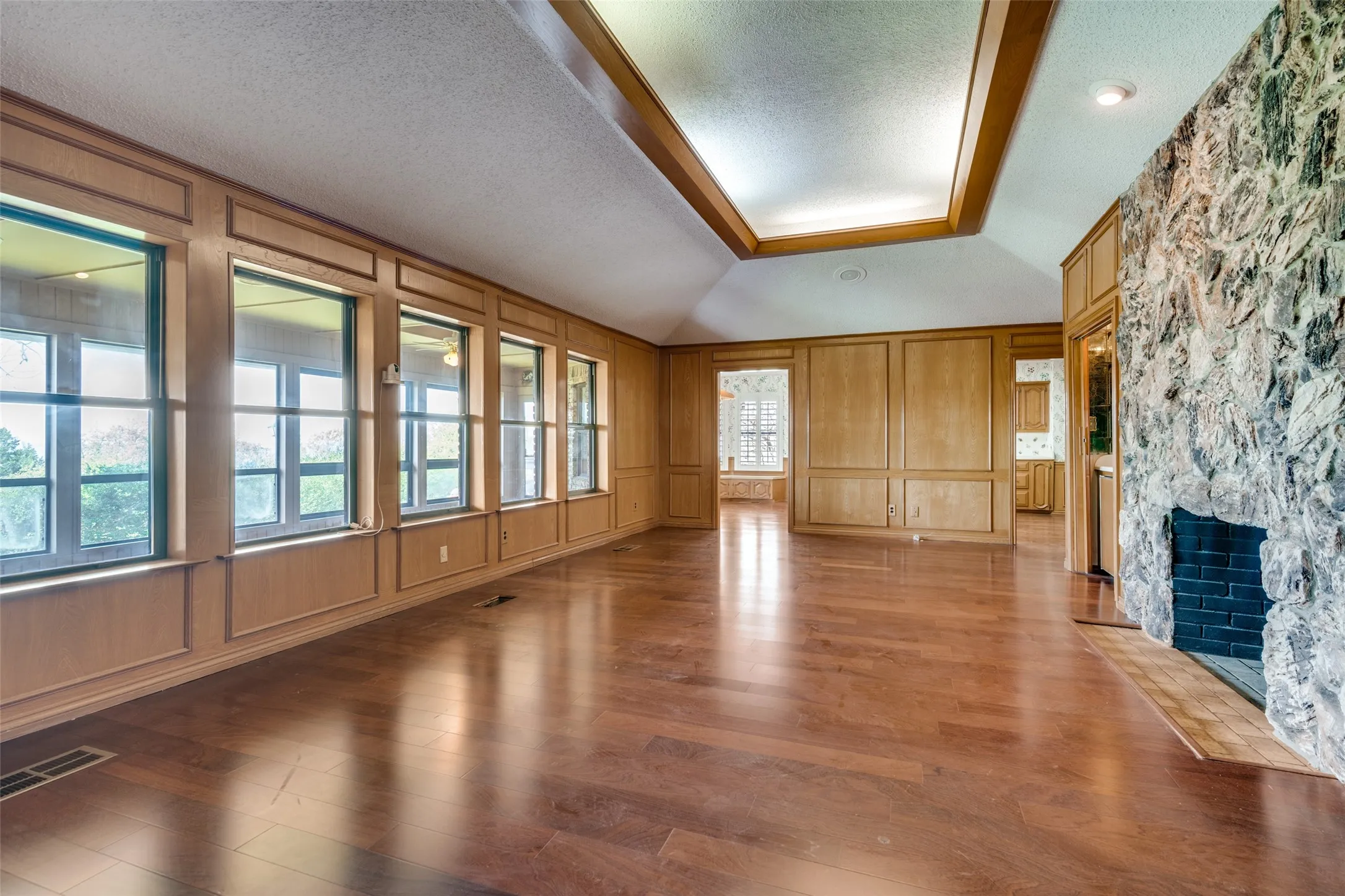 Single Family Residence For Sale in Rockwall County , 407 Yacht Club Drive, Rockwall, Texas 75032, 3 Bedrooms, 3 Bathrooms, 2 Garage spaces, 2,945 Sqft, built in 1980, Preowned, Price $465,000, mls#21162939, Real Estate Agent in Rockwall, Homes For Sale in Rockwall county, Homes For Sale in Rockwall, Realtor in Rockwall Texas, Real Estate Brokerage Independent Realty Texas, Luminita Cordes Realtor