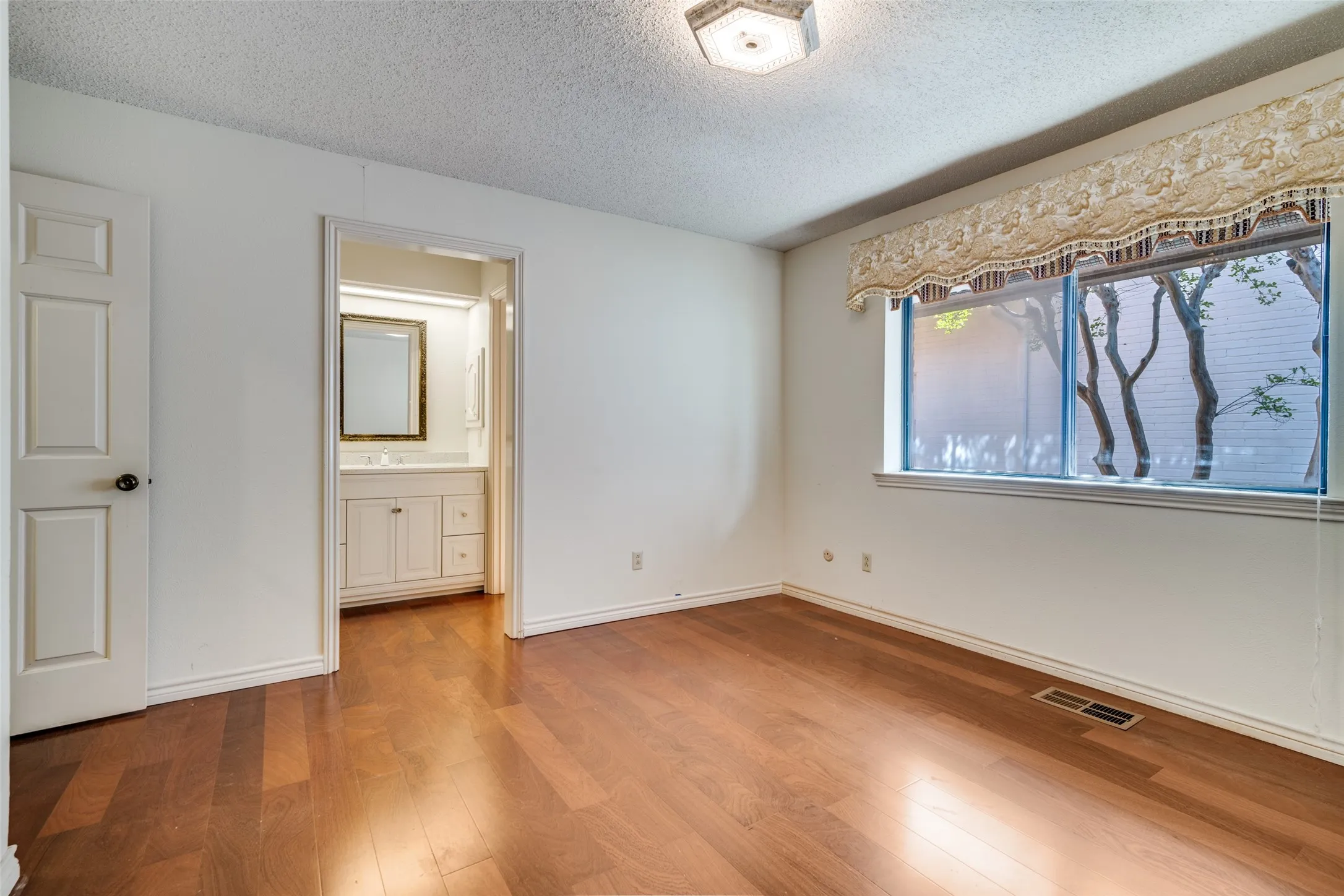 Single Family Residence For Sale in Rockwall County , 407 Yacht Club Drive, Rockwall, Texas 75032, 3 Bedrooms, 3 Bathrooms, 2 Garage spaces, 2,945 Sqft, built in 1980, Preowned, Price $465,000, mls#21162939, Real Estate Agent in Rockwall, Homes For Sale in Rockwall county, Homes For Sale in Rockwall, Realtor in Rockwall Texas, Real Estate Brokerage Independent Realty Texas, Luminita Cordes Realtor