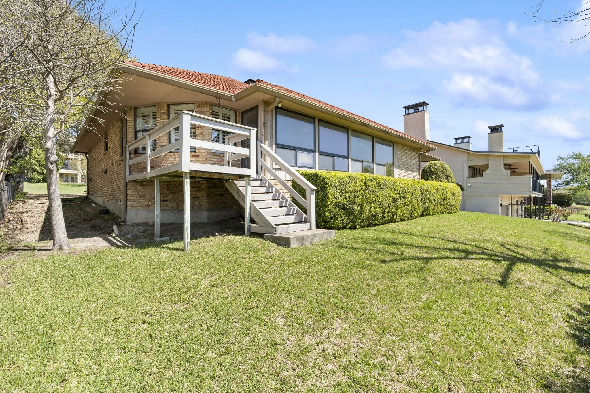 Single Family Residence For Sale in Rockwall County , 407 Yacht Club Drive, Rockwall, Texas 75032, 3 Bedrooms, 3 Bathrooms, 2 Garage spaces, 2,945 Sqft, built in 1980, Preowned, Price $465,000, mls#21162939, Real Estate Agent in Rockwall, Homes For Sale in Rockwall county, Homes For Sale in Rockwall, Realtor in Rockwall Texas, Real Estate Brokerage Independent Realty Texas, Luminita Cordes Realtor