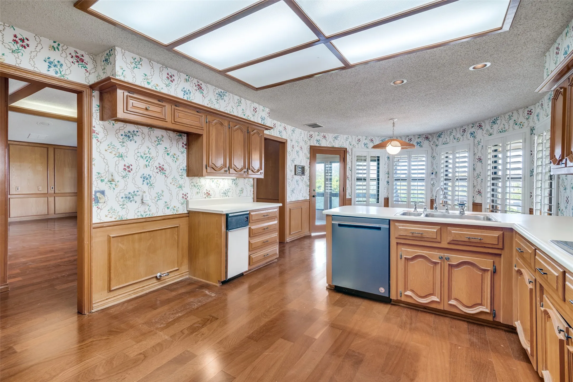 Single Family Residence For Sale in Rockwall County , 407 Yacht Club Drive, Rockwall, Texas 75032, 3 Bedrooms, 3 Bathrooms, 2 Garage spaces, 2,945 Sqft, built in 1980, Preowned, Price $465,000, mls#21162939, Real Estate Agent in Rockwall, Homes For Sale in Rockwall county, Homes For Sale in Rockwall, Realtor in Rockwall Texas, Real Estate Brokerage Independent Realty Texas, Luminita Cordes Realtor