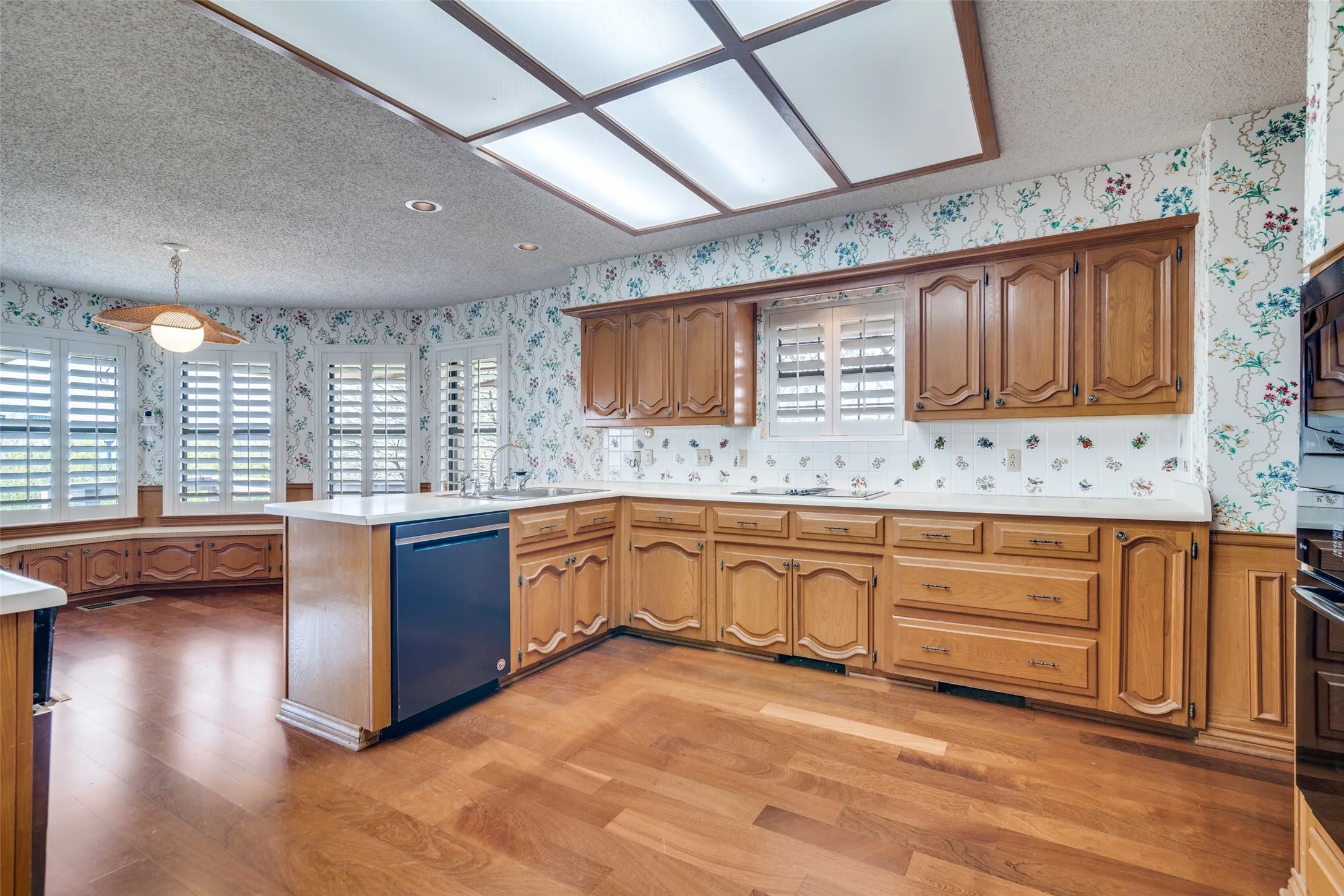 Single Family Residence For Sale in Rockwall County , 407 Yacht Club Drive, Rockwall, Texas 75032, 3 Bedrooms, 3 Bathrooms, 2 Garage spaces, 2,945 Sqft, built in 1980, Preowned, Price $465,000, mls#21162939, Real Estate Agent in Rockwall, Homes For Sale in Rockwall county, Homes For Sale in Rockwall, Realtor in Rockwall Texas, Real Estate Brokerage Independent Realty Texas, Luminita Cordes Realtor
