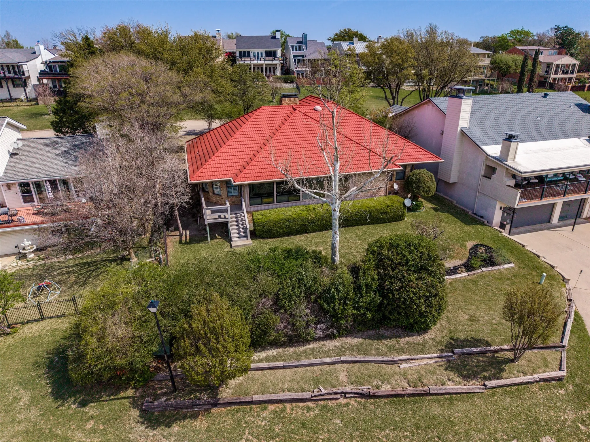 Single Family Residence For Sale in Rockwall County , 407 Yacht Club Drive, Rockwall, Texas 75032, 3 Bedrooms, 3 Bathrooms, 2 Garage spaces, 2,945 Sqft, built in 1980, Preowned, Price $465,000, mls#21162939, Real Estate Agent in Rockwall, Homes For Sale in Rockwall county, Homes For Sale in Rockwall, Realtor in Rockwall Texas, Real Estate Brokerage Independent Realty Texas, Luminita Cordes Realtor