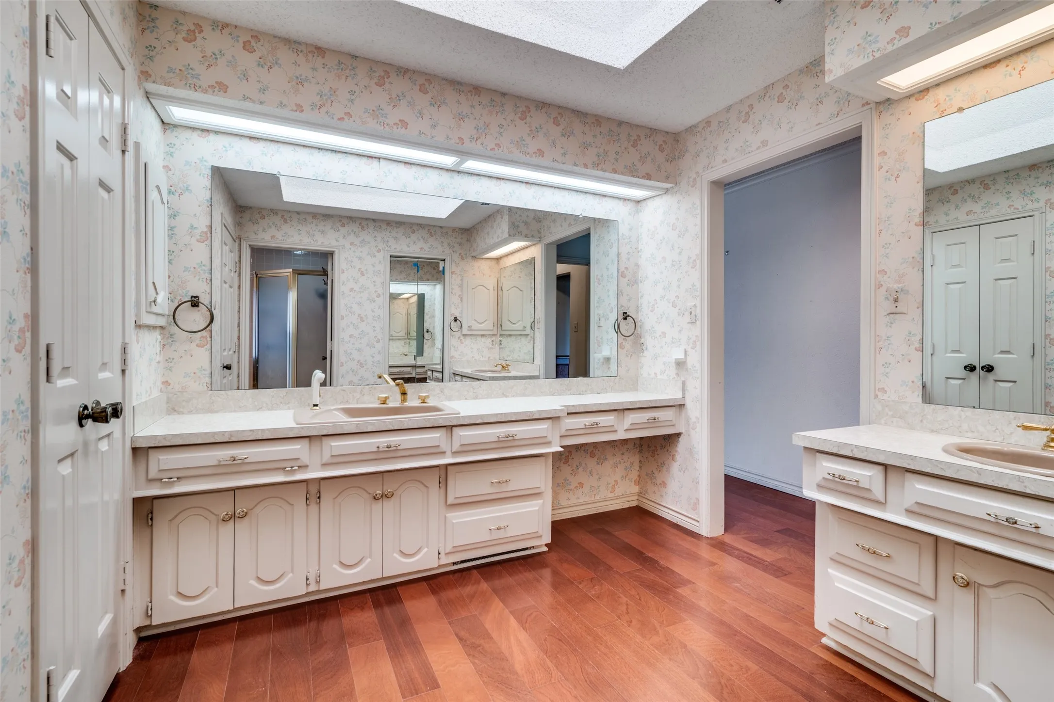 Dual vanities