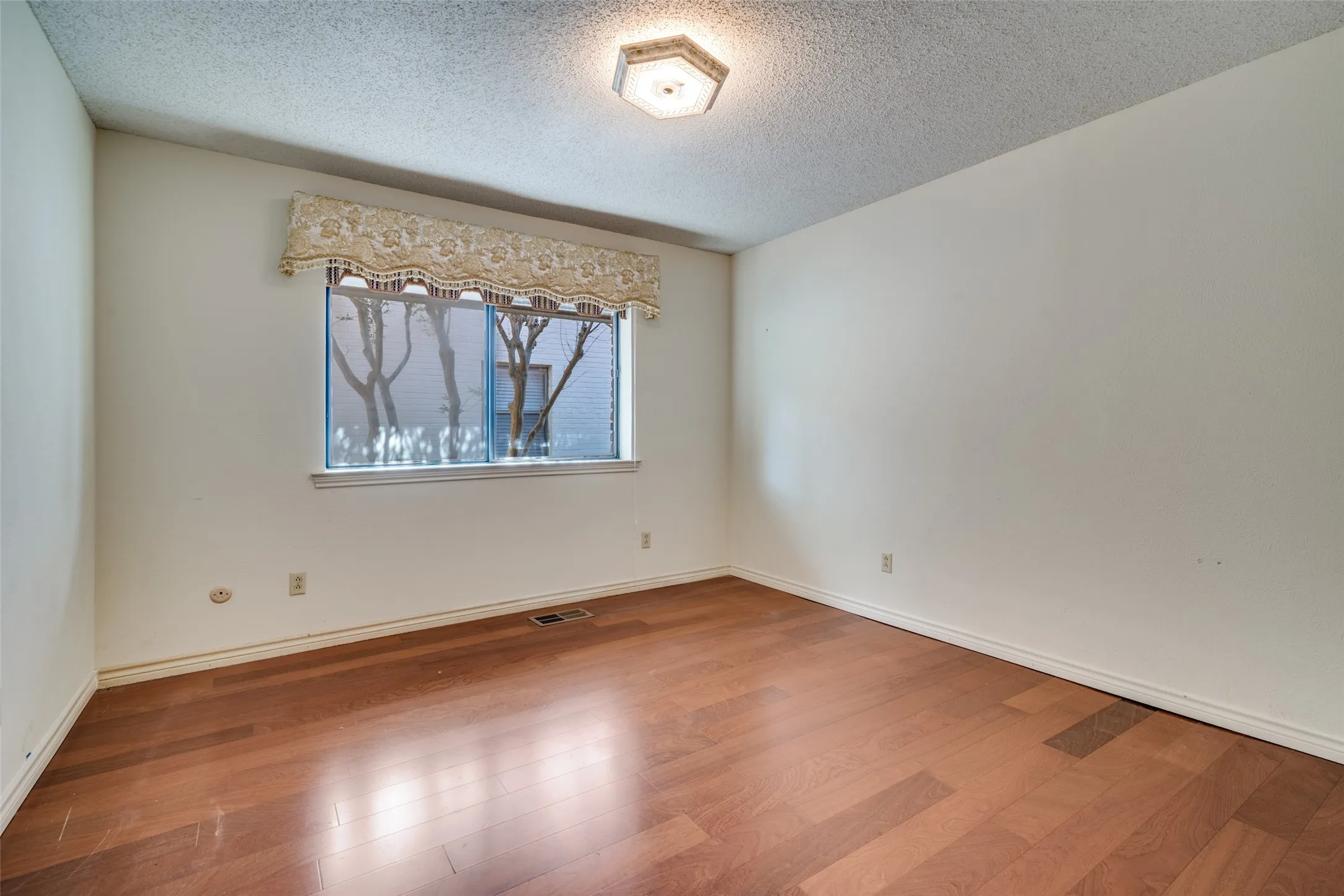 Single Family Residence For Sale in Rockwall County , 407 Yacht Club Drive, Rockwall, Texas 75032, 3 Bedrooms, 3 Bathrooms, 2 Garage spaces, 2,945 Sqft, built in 1980, Preowned, Price $465,000, mls#21162939, Real Estate Agent in Rockwall, Homes For Sale in Rockwall county, Homes For Sale in Rockwall, Realtor in Rockwall Texas, Real Estate Brokerage Independent Realty Texas, Luminita Cordes Realtor