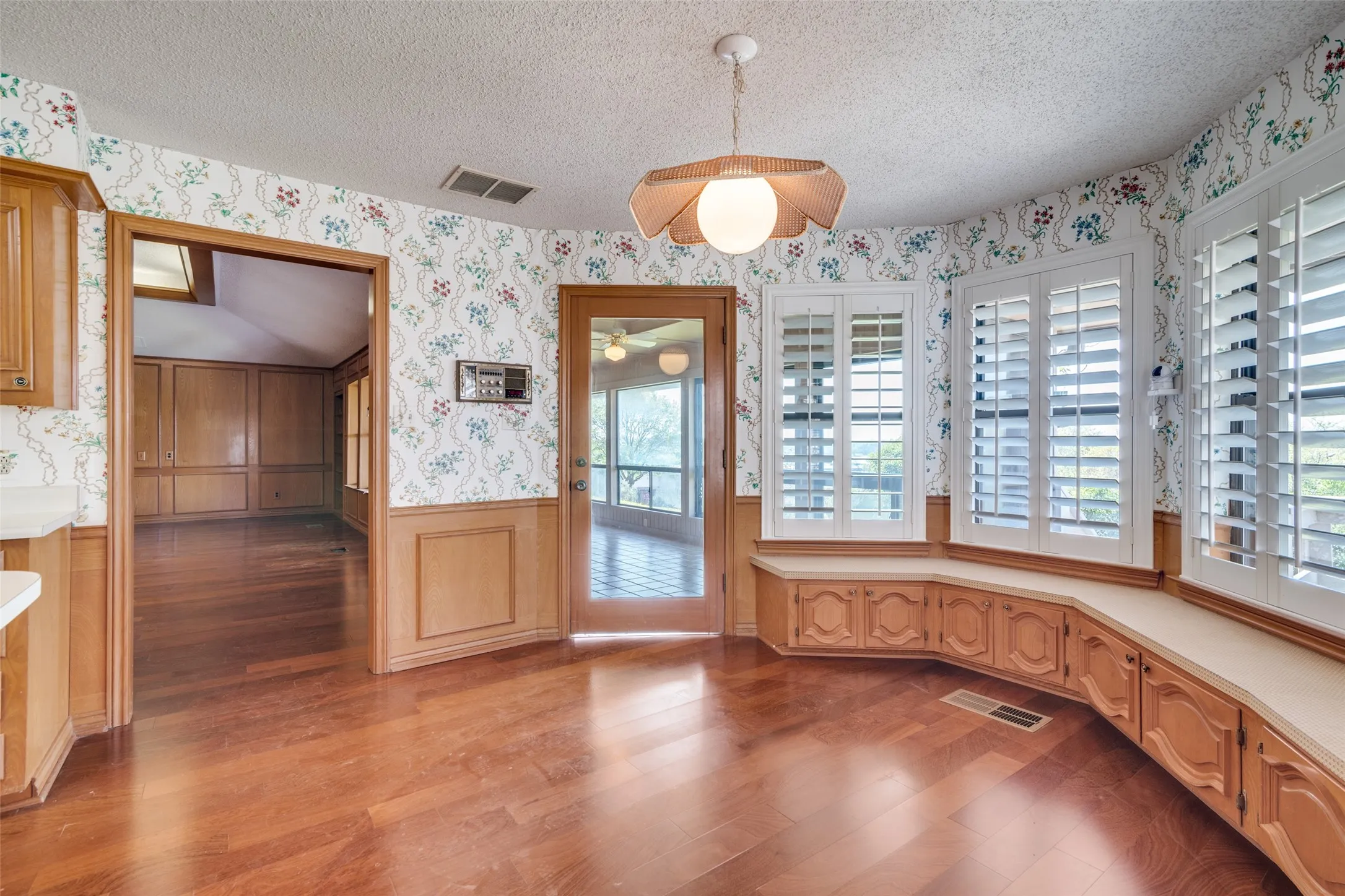 Single Family Residence For Sale in Rockwall County , 407 Yacht Club Drive, Rockwall, Texas 75032, 3 Bedrooms, 3 Bathrooms, 2 Garage spaces, 2,945 Sqft, built in 1980, Preowned, Price $465,000, mls#21162939, Real Estate Agent in Rockwall, Homes For Sale in Rockwall county, Homes For Sale in Rockwall, Realtor in Rockwall Texas, Real Estate Brokerage Independent Realty Texas, Luminita Cordes Realtor