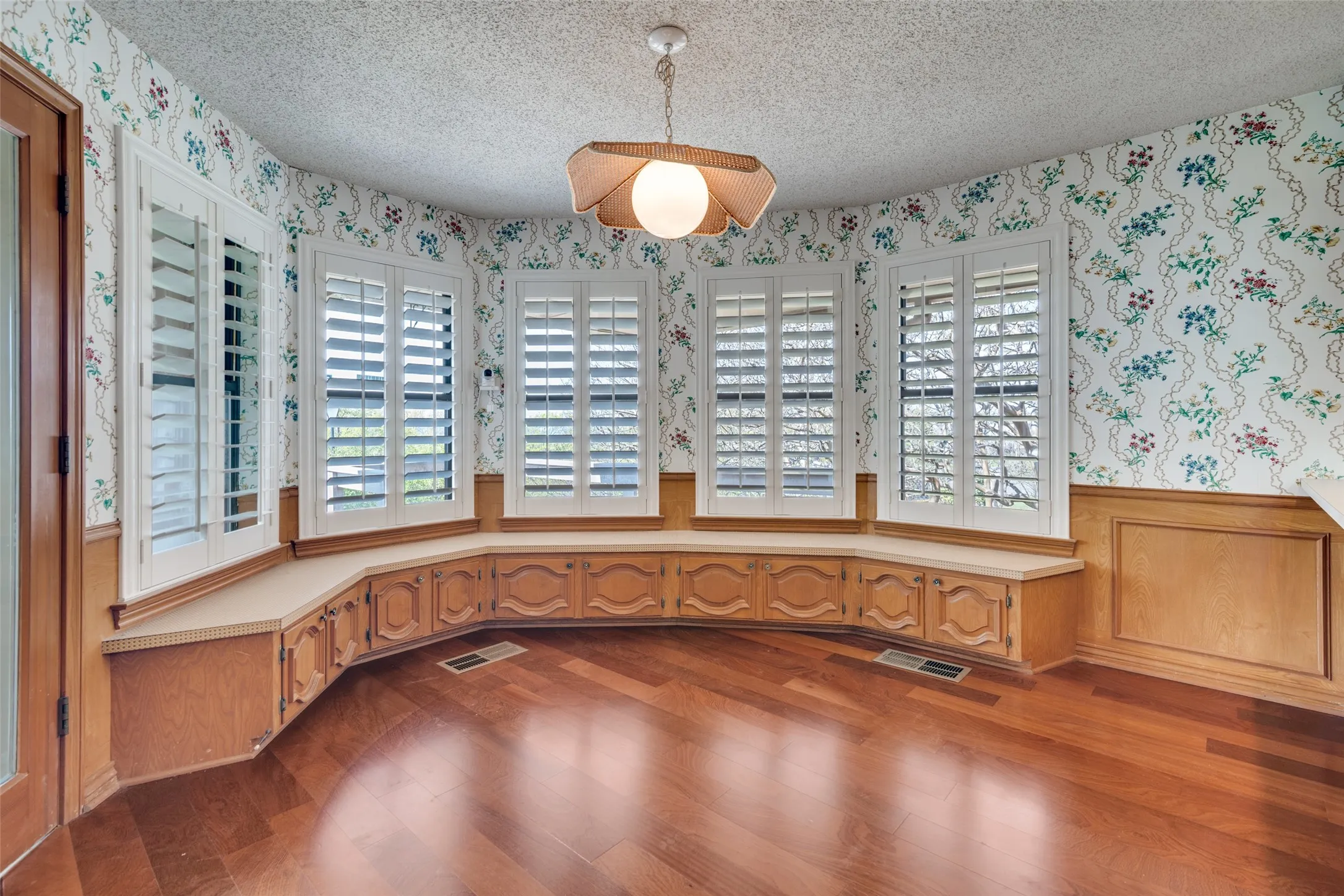 Single Family Residence For Sale in Rockwall County , 407 Yacht Club Drive, Rockwall, Texas 75032, 3 Bedrooms, 3 Bathrooms, 2 Garage spaces, 2,945 Sqft, built in 1980, Preowned, Price $465,000, mls#21162939, Real Estate Agent in Rockwall, Homes For Sale in Rockwall county, Homes For Sale in Rockwall, Realtor in Rockwall Texas, Real Estate Brokerage Independent Realty Texas, Luminita Cordes Realtor