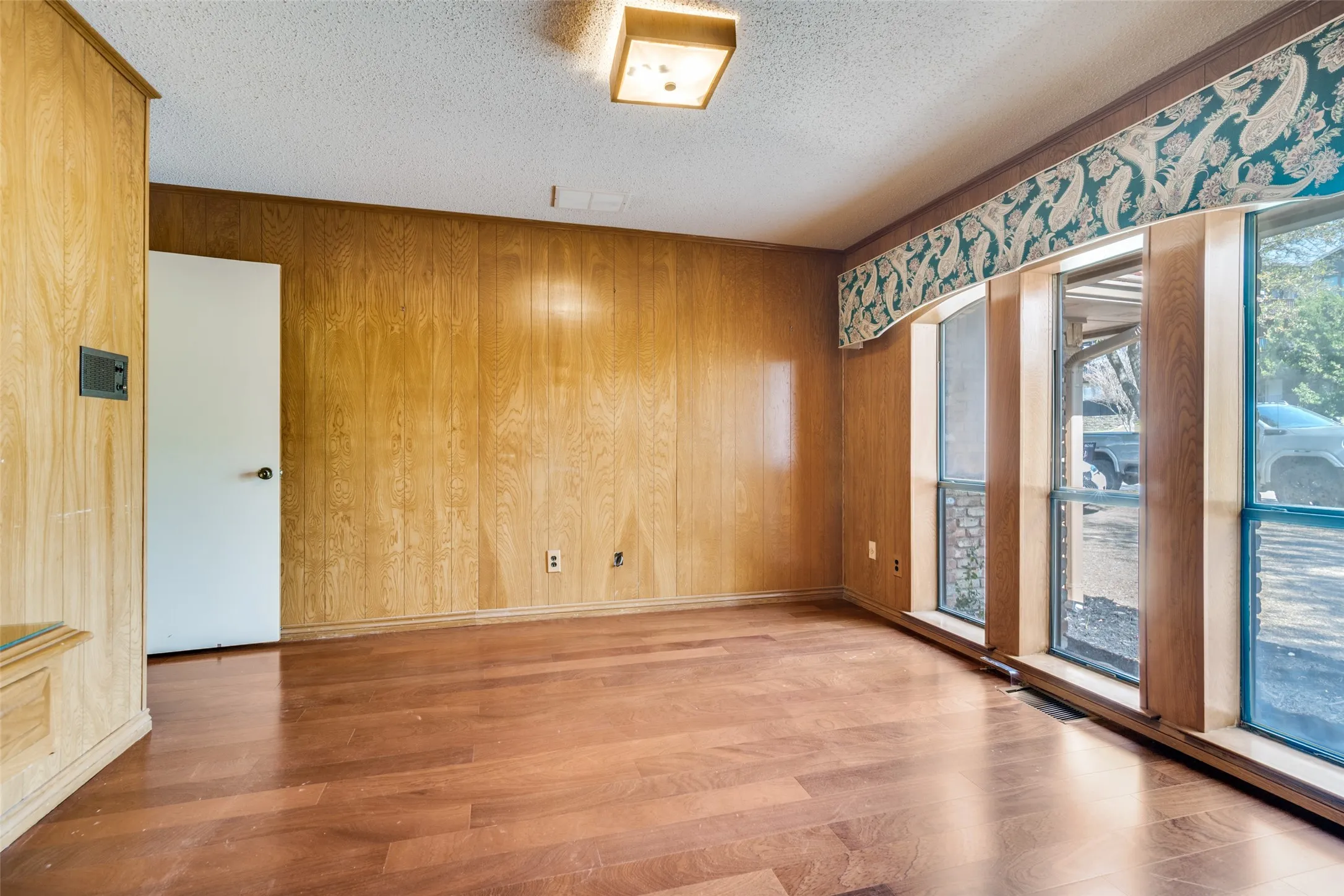 Single Family Residence For Sale in Rockwall County , 407 Yacht Club Drive, Rockwall, Texas 75032, 3 Bedrooms, 3 Bathrooms, 2 Garage spaces, 2,945 Sqft, built in 1980, Preowned, Price $465,000, mls#21162939, Real Estate Agent in Rockwall, Homes For Sale in Rockwall county, Homes For Sale in Rockwall, Realtor in Rockwall Texas, Real Estate Brokerage Independent Realty Texas, Luminita Cordes Realtor