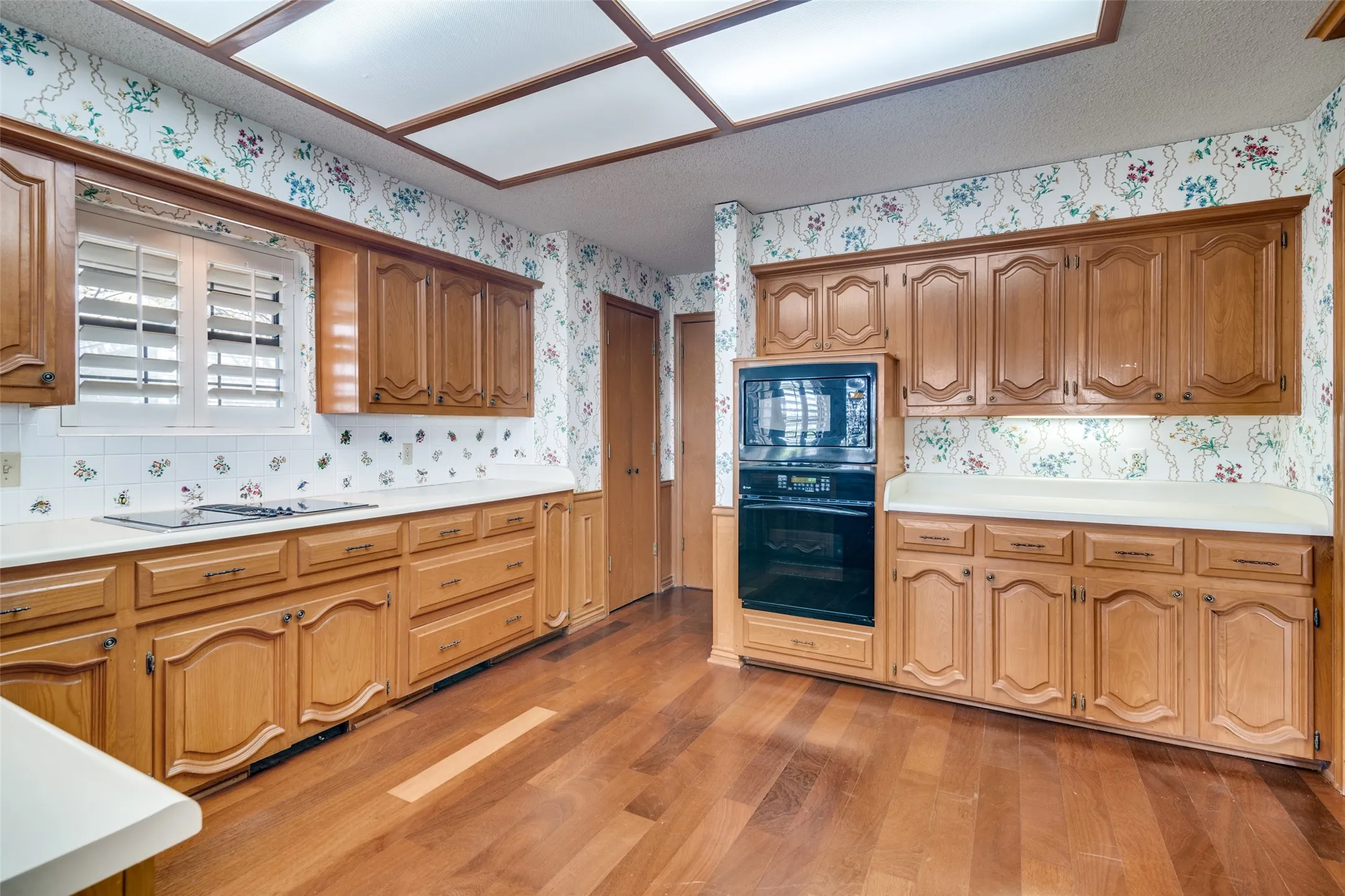 Single Family Residence For Sale in Rockwall County , 407 Yacht Club Drive, Rockwall, Texas 75032, 3 Bedrooms, 3 Bathrooms, 2 Garage spaces, 2,945 Sqft, built in 1980, Preowned, Price $465,000, mls#21162939, Real Estate Agent in Rockwall, Homes For Sale in Rockwall county, Homes For Sale in Rockwall, Realtor in Rockwall Texas, Real Estate Brokerage Independent Realty Texas, Luminita Cordes Realtor