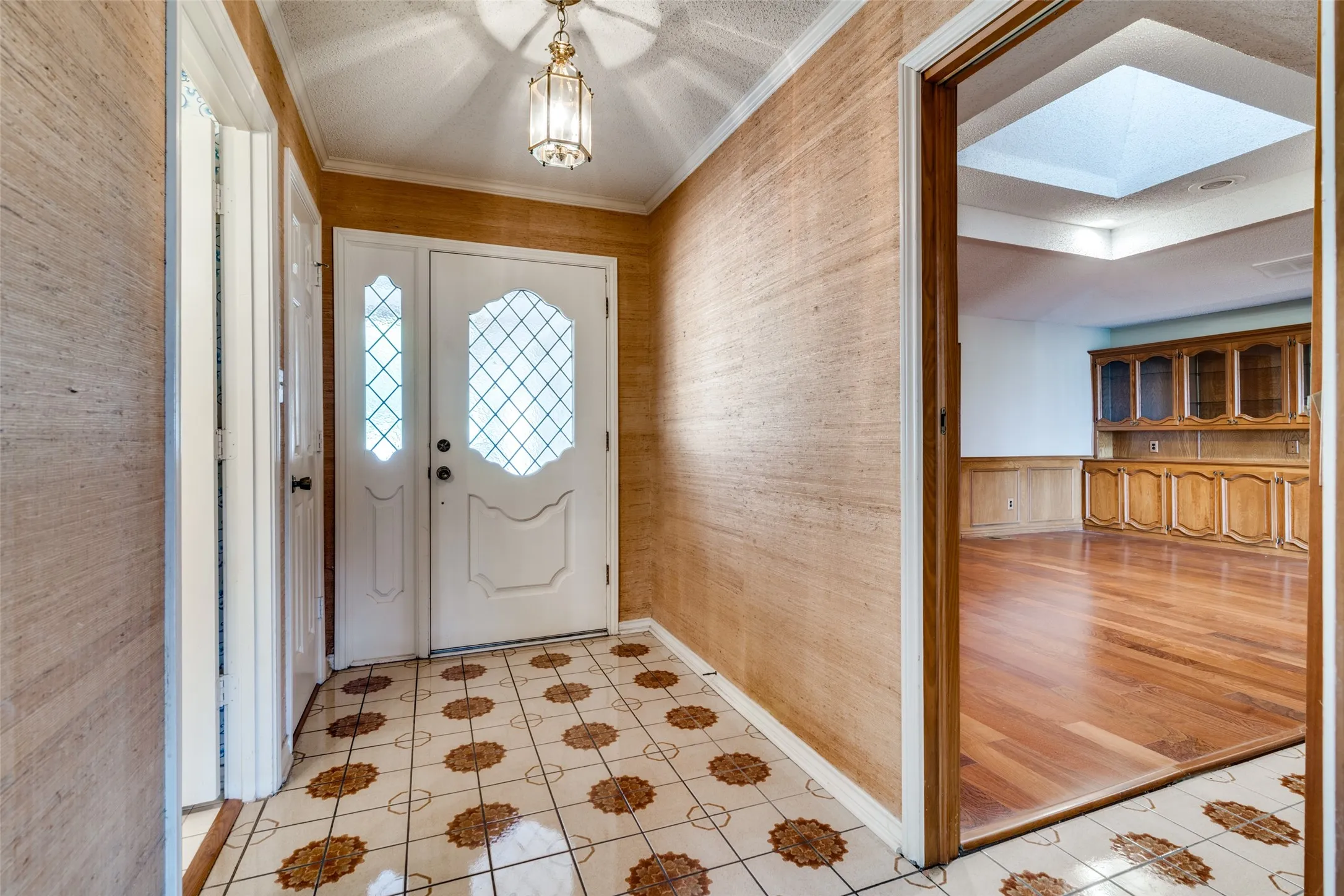 Single Family Residence For Sale in Rockwall County , 407 Yacht Club Drive, Rockwall, Texas 75032, 3 Bedrooms, 3 Bathrooms, 2 Garage spaces, 2,945 Sqft, built in 1980, Preowned, Price $465,000, mls#21162939, Real Estate Agent in Rockwall, Homes For Sale in Rockwall county, Homes For Sale in Rockwall, Realtor in Rockwall Texas, Real Estate Brokerage Independent Realty Texas, Luminita Cordes Realtor