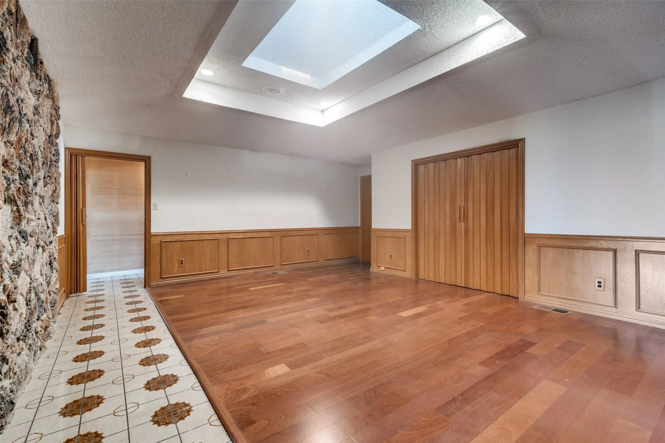 Single Family Residence For Sale in Rockwall County , 407 Yacht Club Drive, Rockwall, Texas 75032, 3 Bedrooms, 3 Bathrooms, 2 Garage spaces, 2,945 Sqft, built in 1980, Preowned, Price $465,000, mls#21162939, Real Estate Agent in Rockwall, Homes For Sale in Rockwall county, Homes For Sale in Rockwall, Realtor in Rockwall Texas, Real Estate Brokerage Independent Realty Texas, Luminita Cordes Realtor