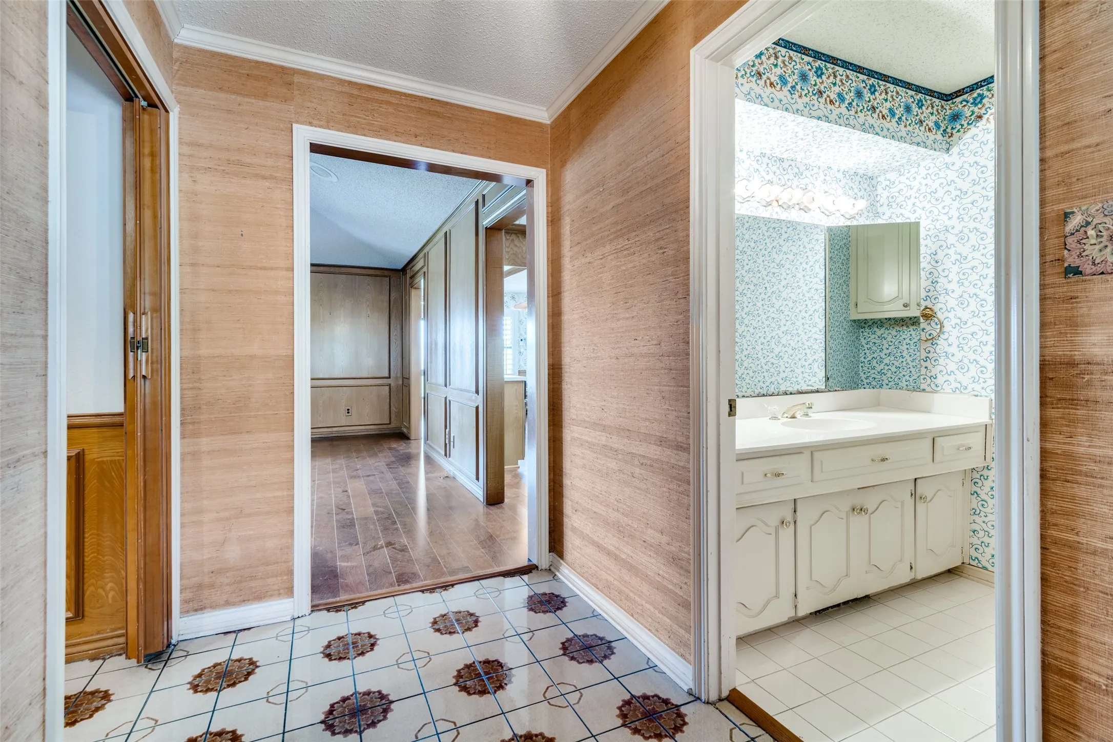 Single Family Residence For Sale in Rockwall County , 407 Yacht Club Drive, Rockwall, Texas 75032, 3 Bedrooms, 3 Bathrooms, 2 Garage spaces, 2,945 Sqft, built in 1980, Preowned, Price $465,000, mls#21162939, Real Estate Agent in Rockwall, Homes For Sale in Rockwall county, Homes For Sale in Rockwall, Realtor in Rockwall Texas, Real Estate Brokerage Independent Realty Texas, Luminita Cordes Realtor