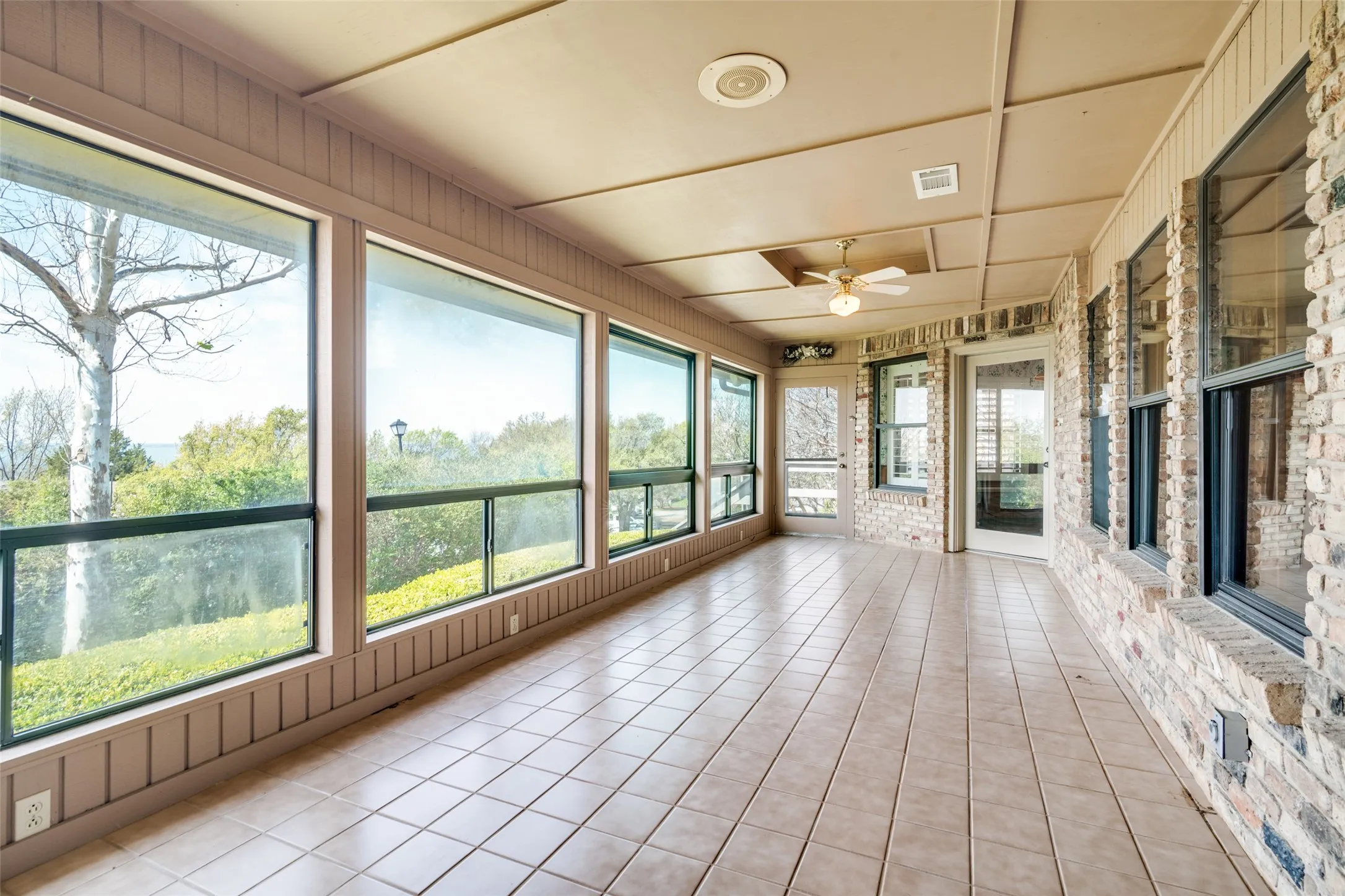 Single Family Residence For Sale in Rockwall County , 407 Yacht Club Drive, Rockwall, Texas 75032, 3 Bedrooms, 3 Bathrooms, 2 Garage spaces, 2,945 Sqft, built in 1980, Preowned, Price $465,000, mls#21162939, Real Estate Agent in Rockwall, Homes For Sale in Rockwall county, Homes For Sale in Rockwall, Realtor in Rockwall Texas, Real Estate Brokerage Independent Realty Texas, Luminita Cordes Realtor