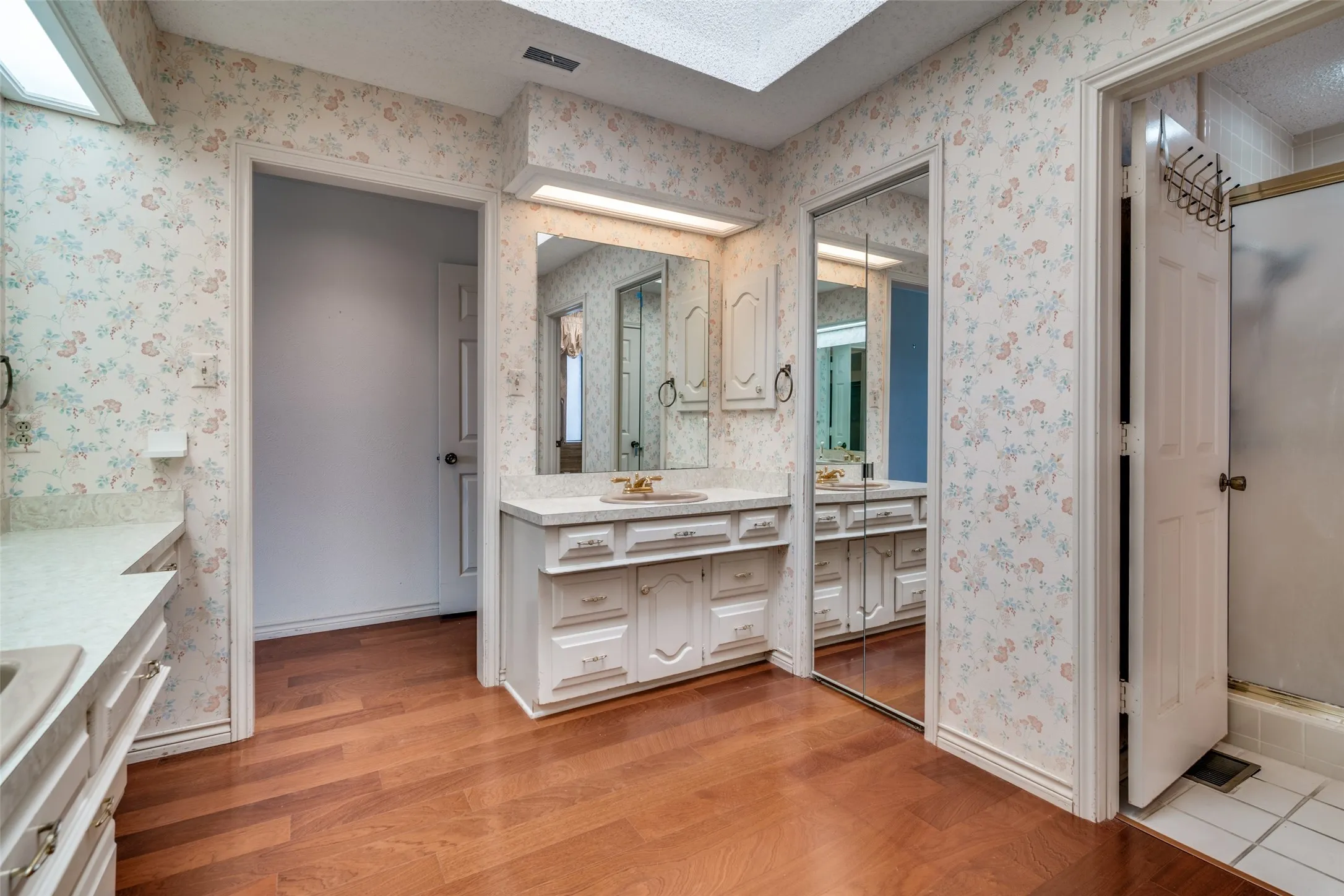 Single Family Residence For Sale in Rockwall County , 407 Yacht Club Drive, Rockwall, Texas 75032, 3 Bedrooms, 3 Bathrooms, 2 Garage spaces, 2,945 Sqft, built in 1980, Preowned, Price $465,000, mls#21162939, Real Estate Agent in Rockwall, Homes For Sale in Rockwall county, Homes For Sale in Rockwall, Realtor in Rockwall Texas, Real Estate Brokerage Independent Realty Texas, Luminita Cordes Realtor