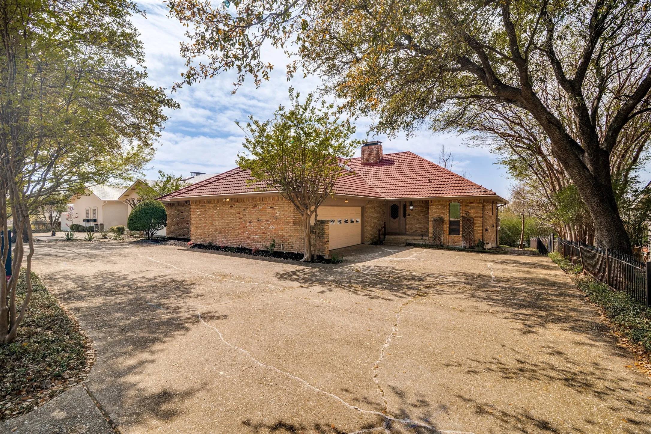 Single Family Residence For Sale in Rockwall County , 407 Yacht Club Drive, Rockwall, Texas 75032, 3 Bedrooms, 3 Bathrooms, 2 Garage spaces, 2,945 Sqft, built in 1980, Preowned, Price $465,000, mls#21162939, Real Estate Agent in Rockwall, Homes For Sale in Rockwall county, Homes For Sale in Rockwall, Realtor in Rockwall Texas, Real Estate Brokerage Independent Realty Texas, Luminita Cordes Realtor