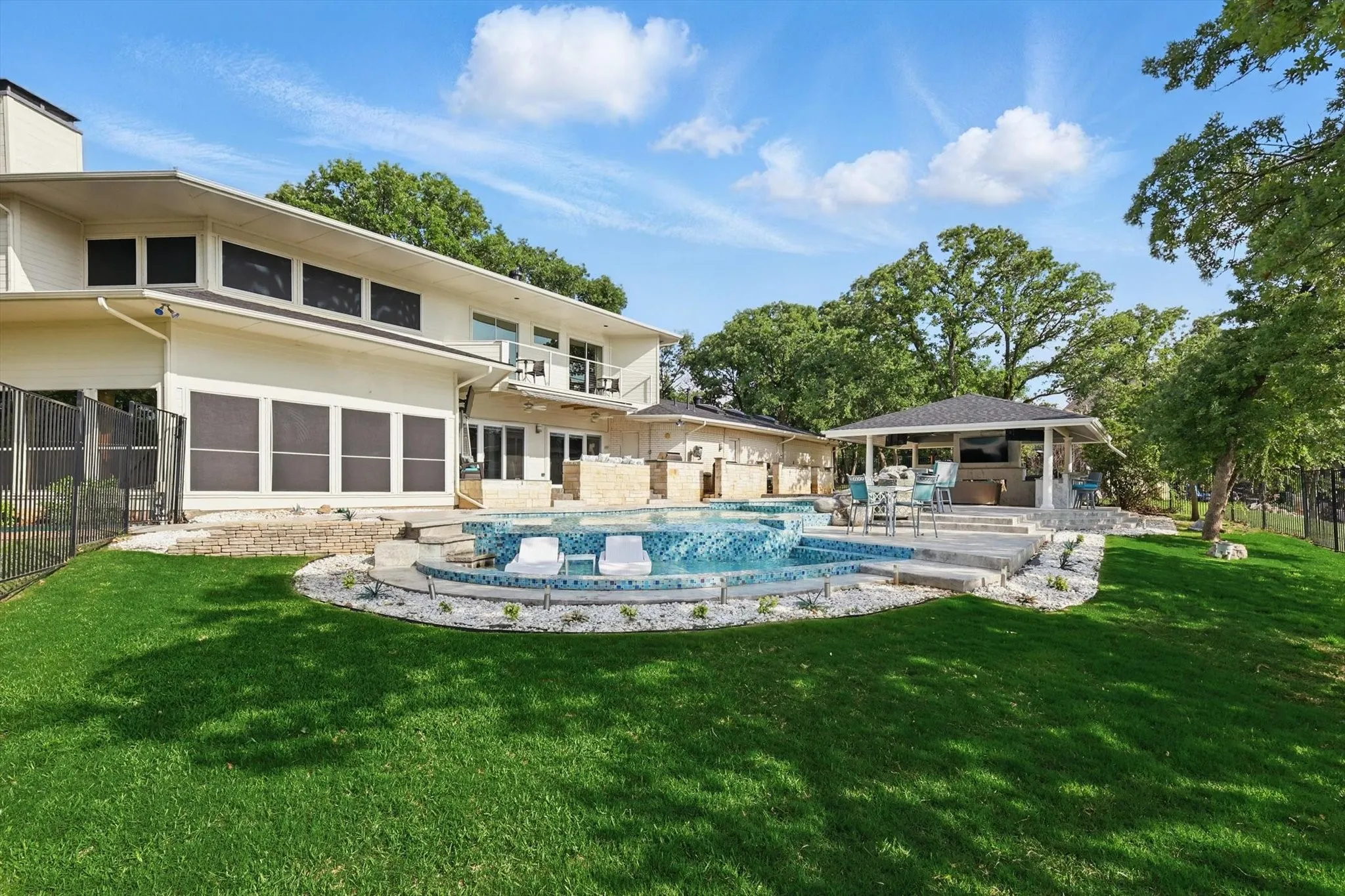 Single Family Residence For Sale in Denton County , 772 Lakewood Court, Highland Village, Texas 75077, 4 Bedroom, 5 Bathroom, 3 Garage spaces, 4,317 Sqft, built in 1992, Preowned, mls#21191250, Real Estate Agent in Highland Village, Homes For Sale in Denton county, Homes For Sale in Highland Village, Realtor in Highland Village Texas, Real Estate Brokerage Independent Realty Texas, Luminita Cordes Realtor