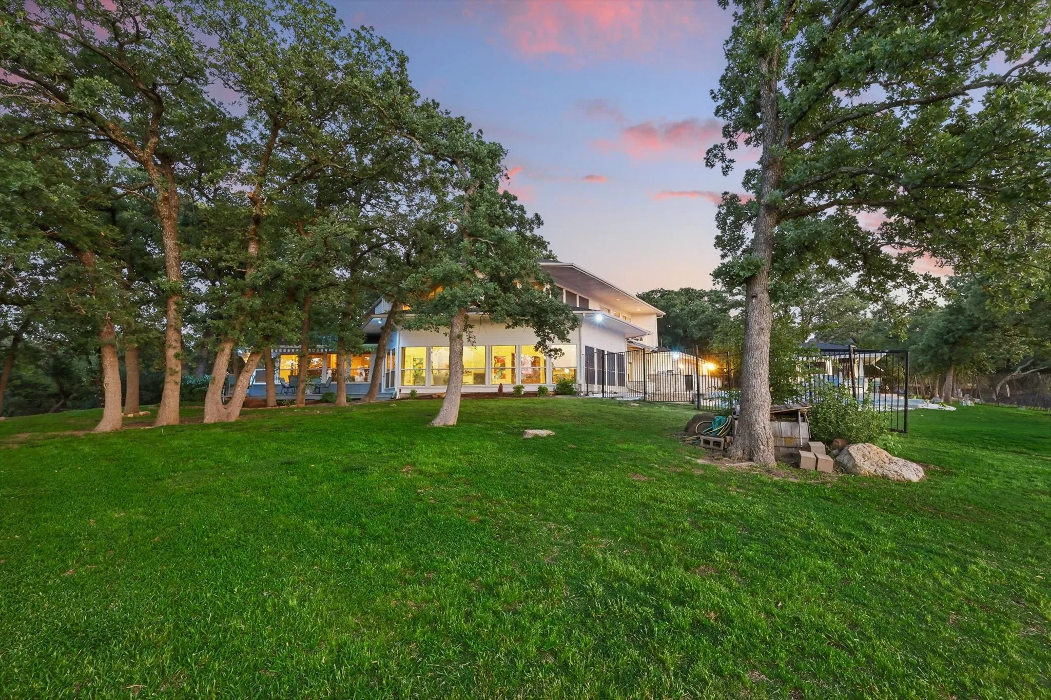 Single Family Residence For Sale in Denton County , 772 Lakewood Court, Highland Village, Texas 75077, 4 Bedroom, 5 Bathroom, 3 Garage spaces, 4,317 Sqft, built in 1992, Preowned, mls#21191250, Real Estate Agent in Highland Village, Homes For Sale in Denton county, Homes For Sale in Highland Village, Realtor in Highland Village Texas, Real Estate Brokerage Independent Realty Texas, Luminita Cordes Realtor