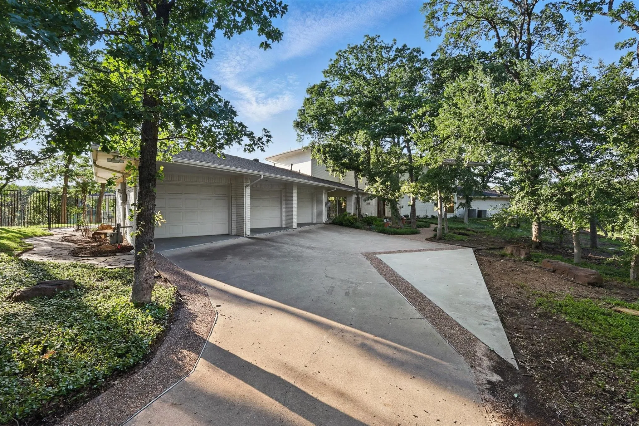 Single Family Residence For Sale in Denton County , 772 Lakewood Court, Highland Village, Texas 75077, 4 Bedroom, 5 Bathroom, 3 Garage spaces, 4,317 Sqft, built in 1992, Preowned, mls#21191250, Real Estate Agent in Highland Village, Homes For Sale in Denton county, Homes For Sale in Highland Village, Realtor in Highland Village Texas, Real Estate Brokerage Independent Realty Texas, Luminita Cordes Realtor