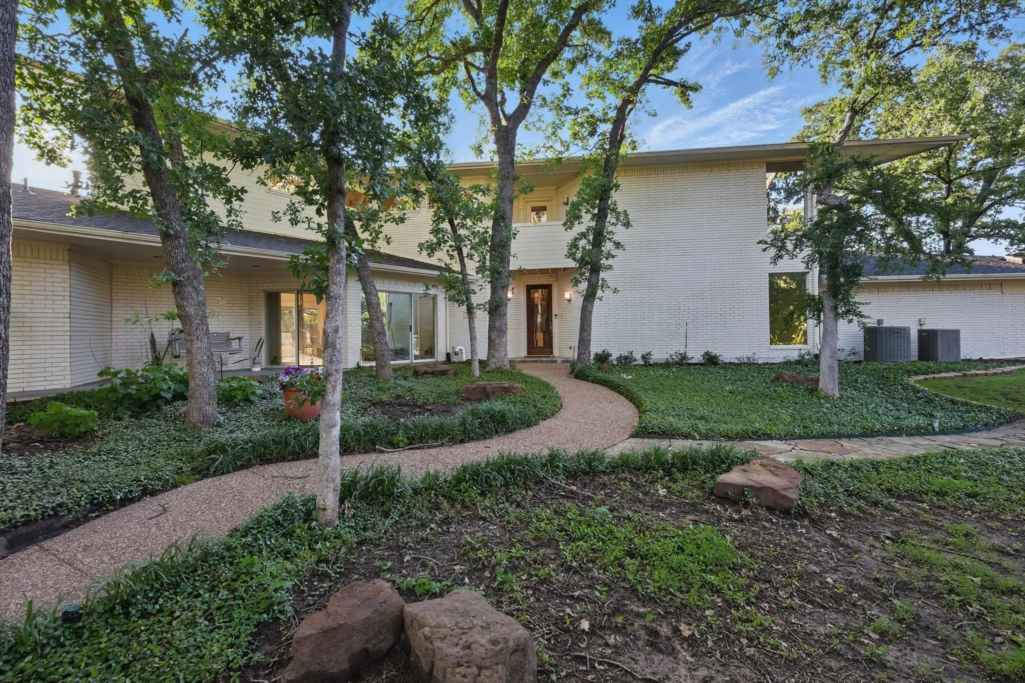 Single Family Residence For Sale in Denton County , 772 Lakewood Court, Highland Village, Texas 75077, 4 Bedroom, 5 Bathroom, 3 Garage spaces, 4,317 Sqft, built in 1992, Preowned, mls#21191250, Real Estate Agent in Highland Village, Homes For Sale in Denton county, Homes For Sale in Highland Village, Realtor in Highland Village Texas, Real Estate Brokerage Independent Realty Texas, Luminita Cordes Realtor