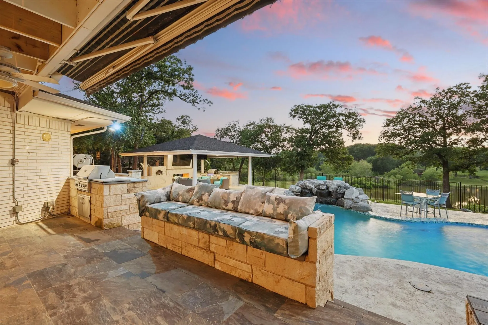 Single Family Residence For Sale in Denton County , 772 Lakewood Court, Highland Village, Texas 75077, 4 Bedroom, 5 Bathroom, 3 Garage spaces, 4,317 Sqft, built in 1992, Preowned, mls#21191250, Real Estate Agent in Highland Village, Homes For Sale in Denton county, Homes For Sale in Highland Village, Realtor in Highland Village Texas, Real Estate Brokerage Independent Realty Texas, Luminita Cordes Realtor