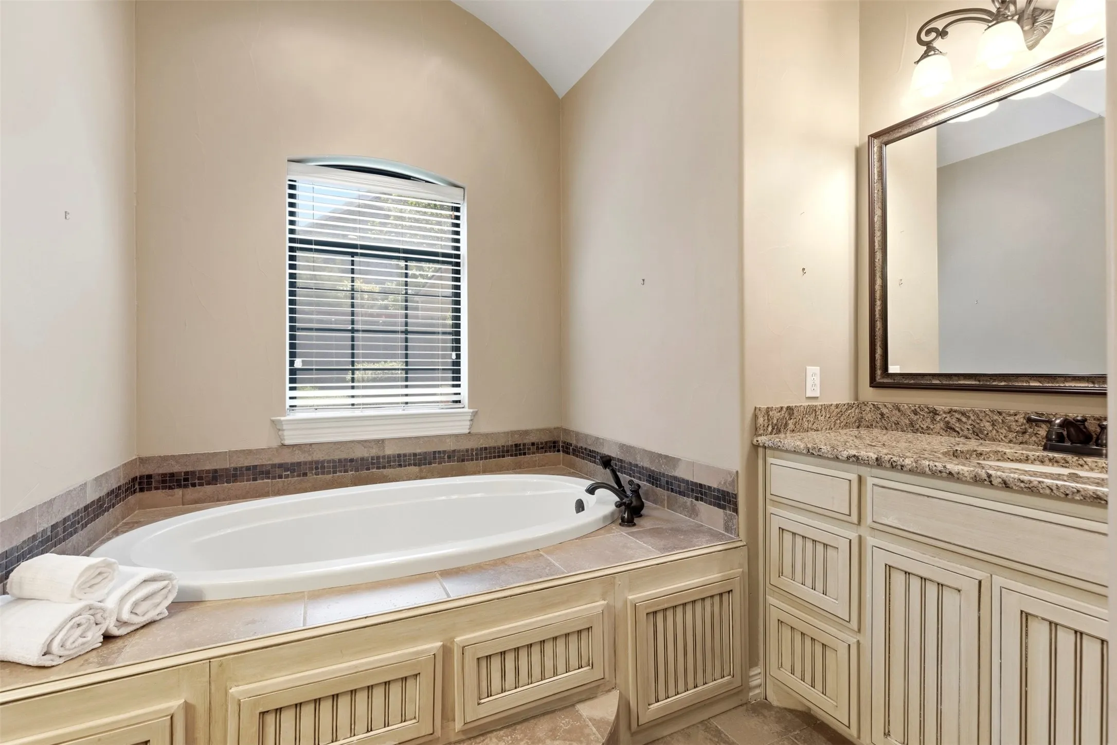 Single Family Residence For Sale in Grayson County , 2705 Silverado Trail, Sherman, Texas 75092, 4 Bedroom, 3 Bathroom, 2 Garage spaces, 2,660 Sqft, built in 2007, Preowned, mls#21203786, Real Estate Agent in Sherman, Homes For Sale in Grayson county, Homes For Sale in Sherman, Realtor in Sherman Texas, Real Estate Brokerage Independent Realty Texas, Luminita Cordes Realtor