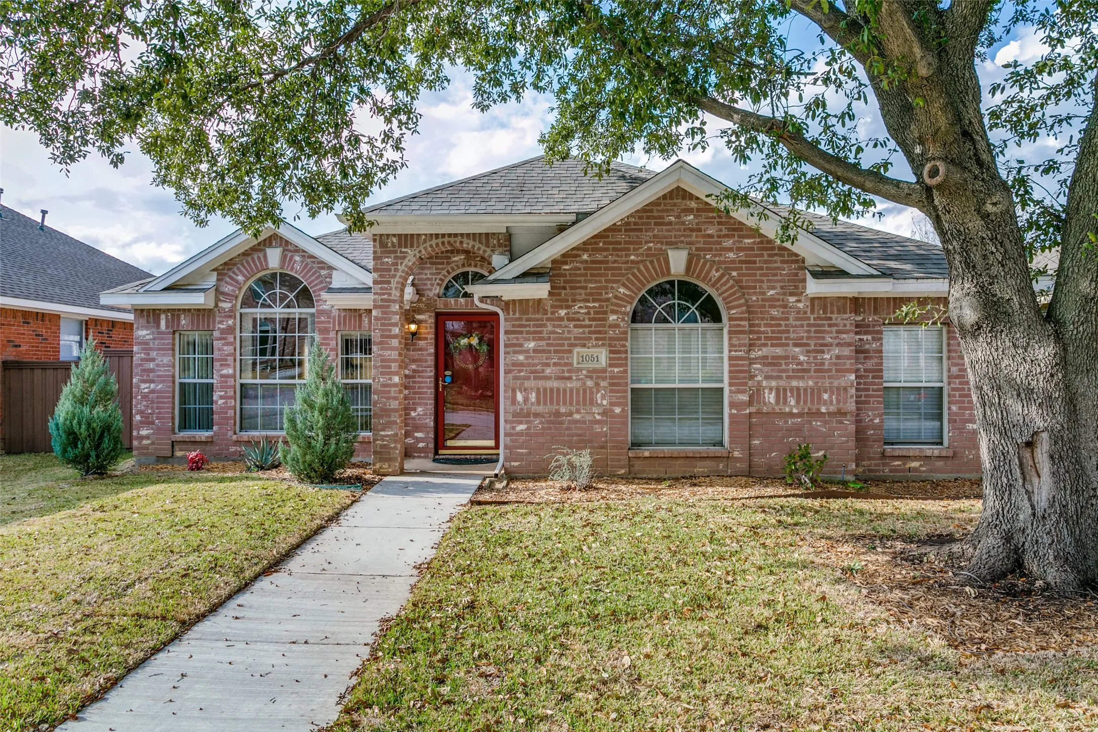 Single Family Residence For Sale in Denton County , 1051 Summit Park, Lewisville, Texas 75077, 3 Bedroom, 2 Bathroom, 2 Garage spaces, 1,867 Sqft, built in 1994, Preowned, mls#21197695, Real Estate Agent in Lewisville, Homes For Sale in Denton county, Homes For Sale in Lewisville, Realtor in Lewisville Texas, Real Estate Brokerage Independent Realty Texas, Luminita Cordes Realtor
