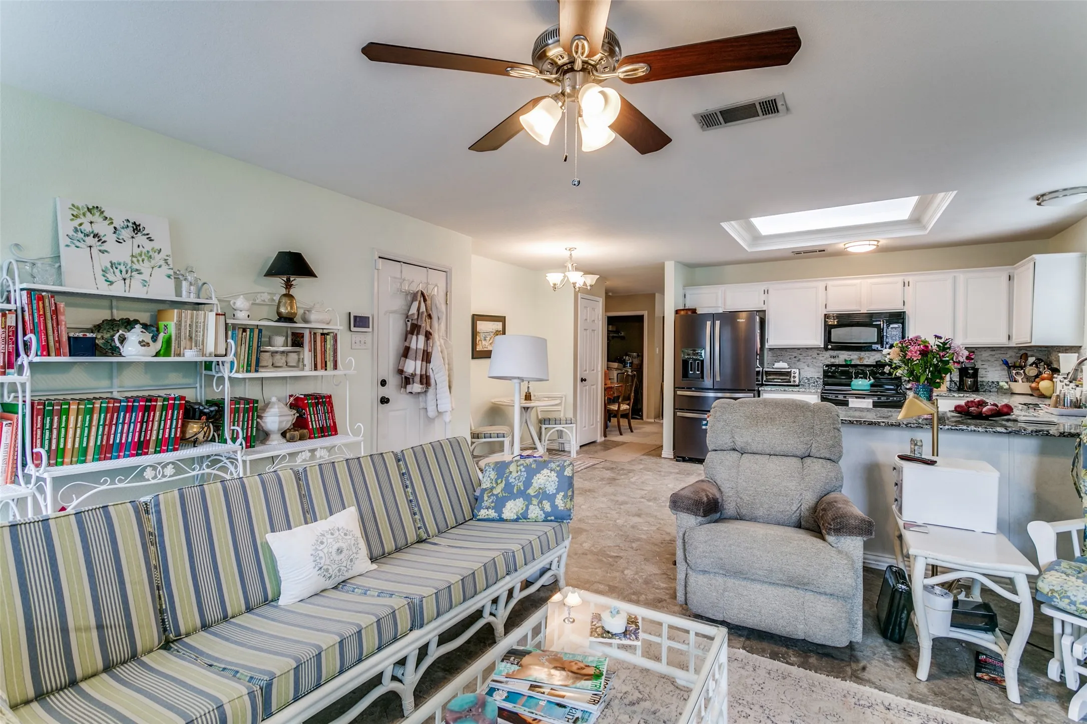 Single Family Residence For Sale in Denton County , 1051 Summit Park, Lewisville, Texas 75077, 3 Bedroom, 2 Bathroom, 2 Garage spaces, 1,867 Sqft, built in 1994, Preowned, mls#21197695, Real Estate Agent in Lewisville, Homes For Sale in Denton county, Homes For Sale in Lewisville, Realtor in Lewisville Texas, Real Estate Brokerage Independent Realty Texas, Luminita Cordes Realtor