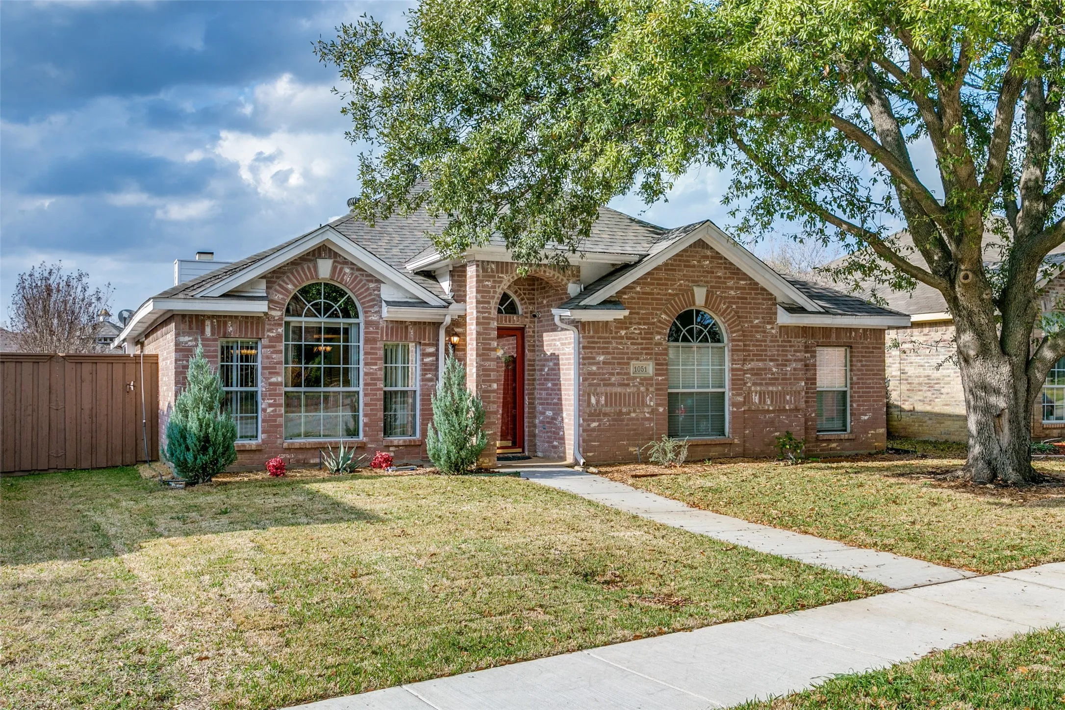 Single Family Residence For Sale in Denton County , 1051 Summit Park, Lewisville, Texas 75077, 3 Bedroom, 2 Bathroom, 2 Garage spaces, 1,867 Sqft, built in 1994, Preowned, mls#21197695, Real Estate Agent in Lewisville, Homes For Sale in Denton county, Homes For Sale in Lewisville, Realtor in Lewisville Texas, Real Estate Brokerage Independent Realty Texas, Luminita Cordes Realtor