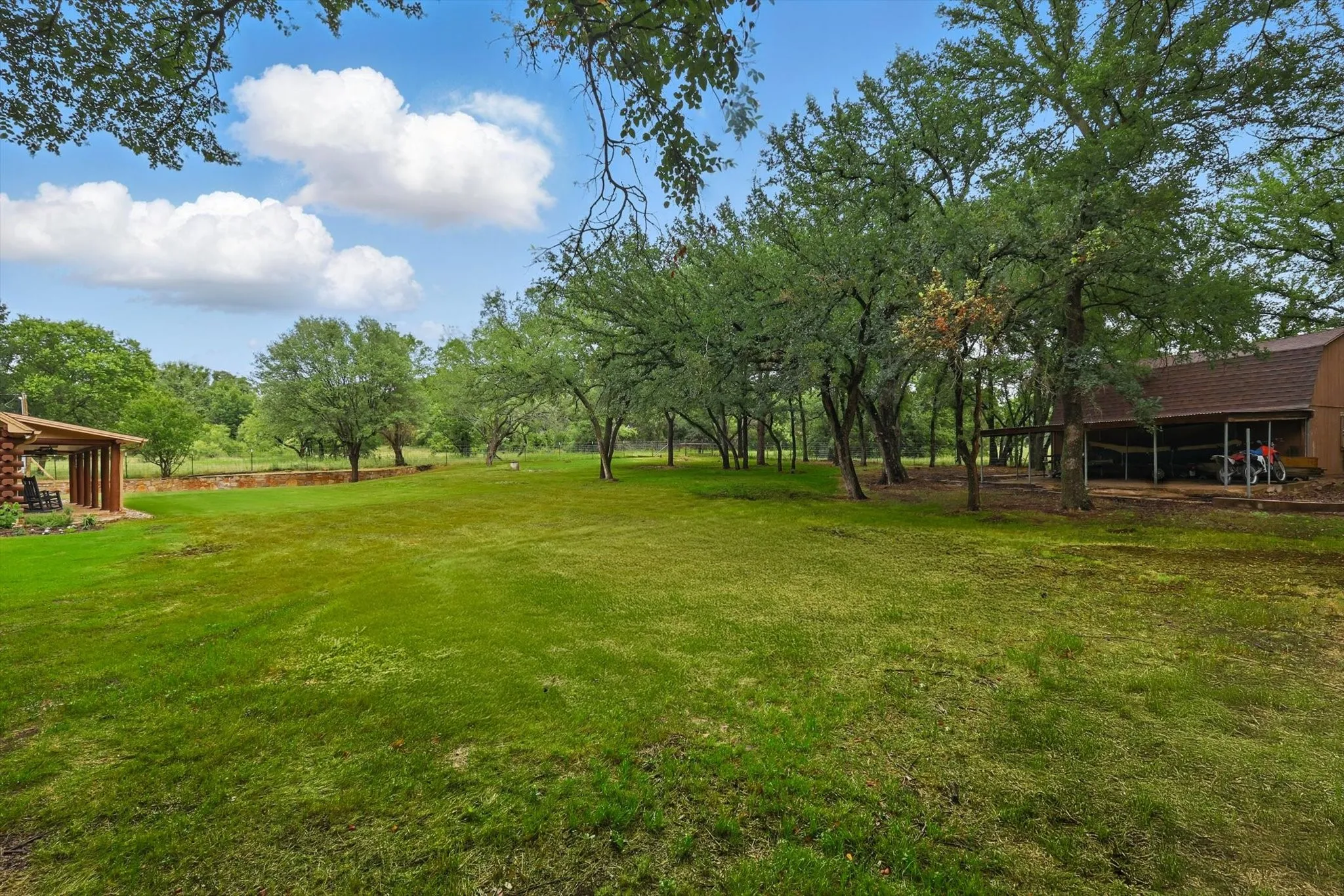 Single Family Residence For Sale in Parker County , 127 Pleasant Valley Lane, Weatherford, Texas 76087, 3 Bedroom, 3 Bathroom, Garage spaces, 2,629 Sqft, built in 1987, Preowned, mls#21194881, Real Estate Agent in Weatherford, Homes For Sale in Parker county, Homes For Sale in Weatherford, Realtor in Weatherford Texas, Real Estate Brokerage Independent Realty Texas, Luminita Cordes Realtor