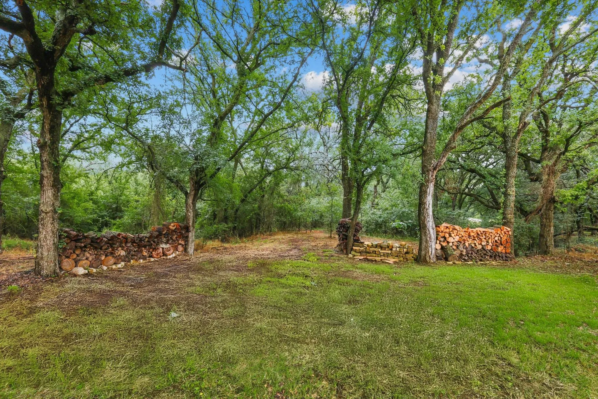 Single Family Residence For Sale in Parker County , 127 Pleasant Valley Lane, Weatherford, Texas 76087, 3 Bedroom, 3 Bathroom, Garage spaces, 2,629 Sqft, built in 1987, Preowned, mls#21194881, Real Estate Agent in Weatherford, Homes For Sale in Parker county, Homes For Sale in Weatherford, Realtor in Weatherford Texas, Real Estate Brokerage Independent Realty Texas, Luminita Cordes Realtor